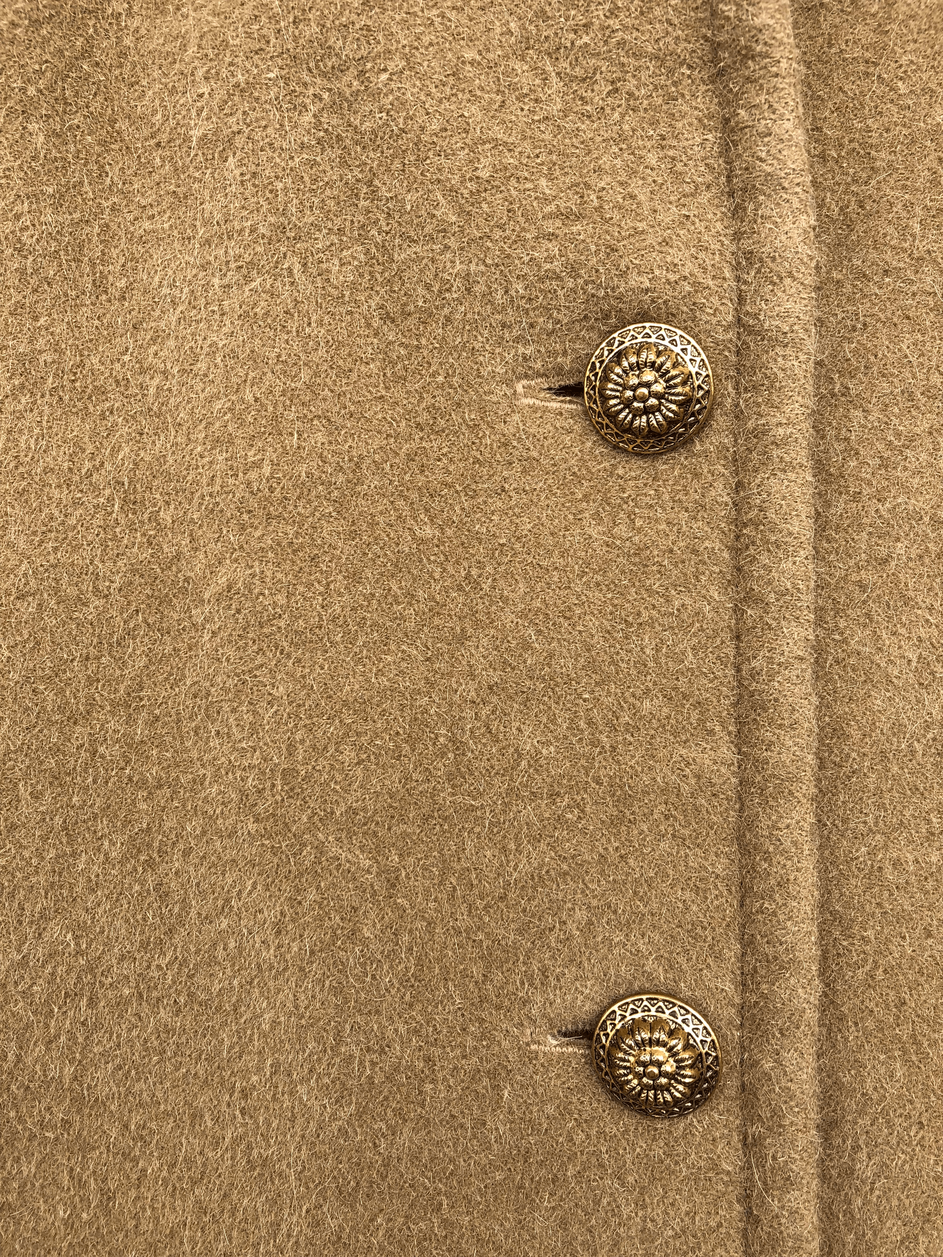 Saco vintage de paño camel, corte recto, botones dorados y bolsillos. Busto 104cm Largo 94cm