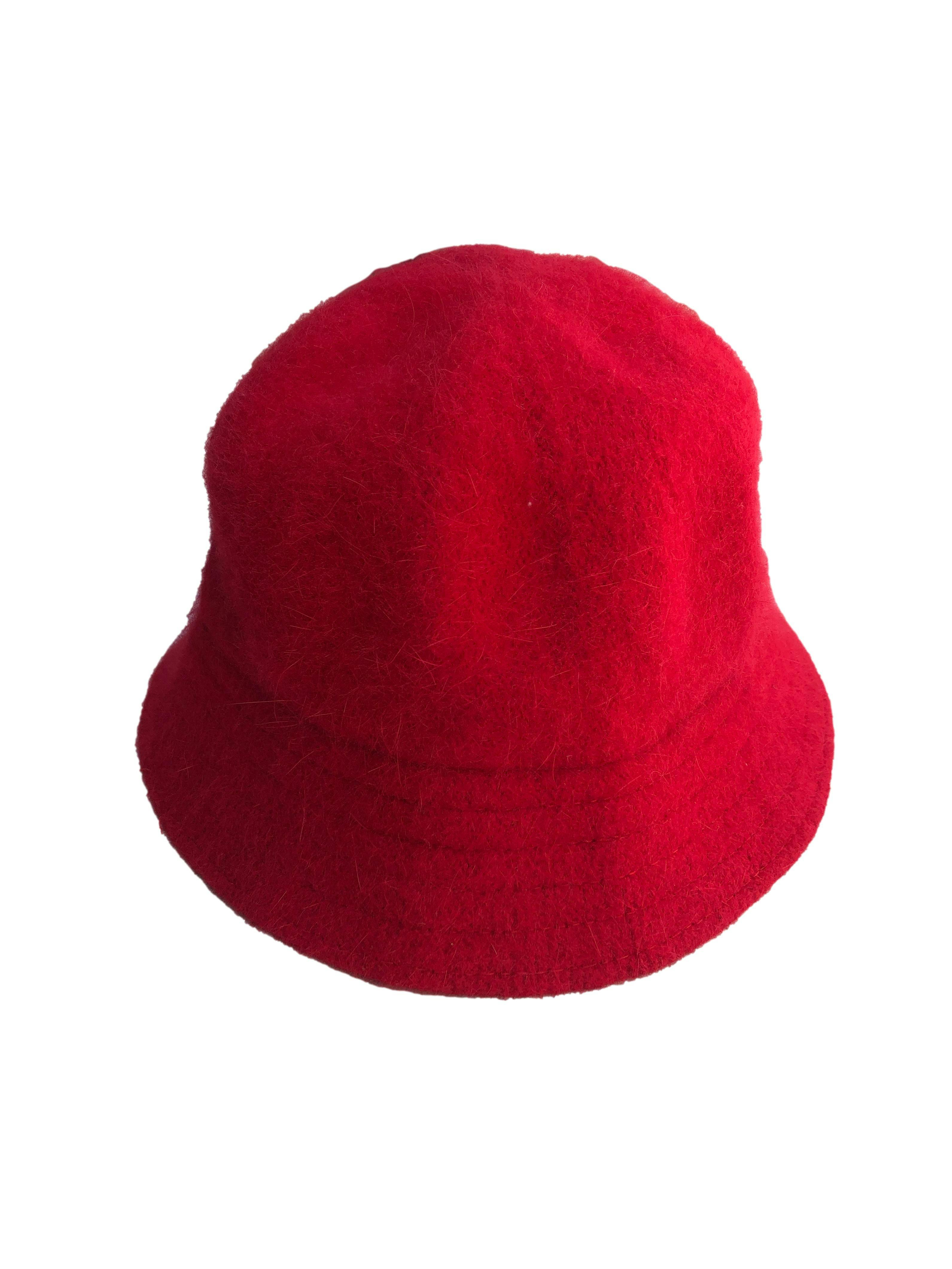 Sombrero rojo de paño con efecto pelo 80% angora. Contorno 64cm, Ala 5cm.