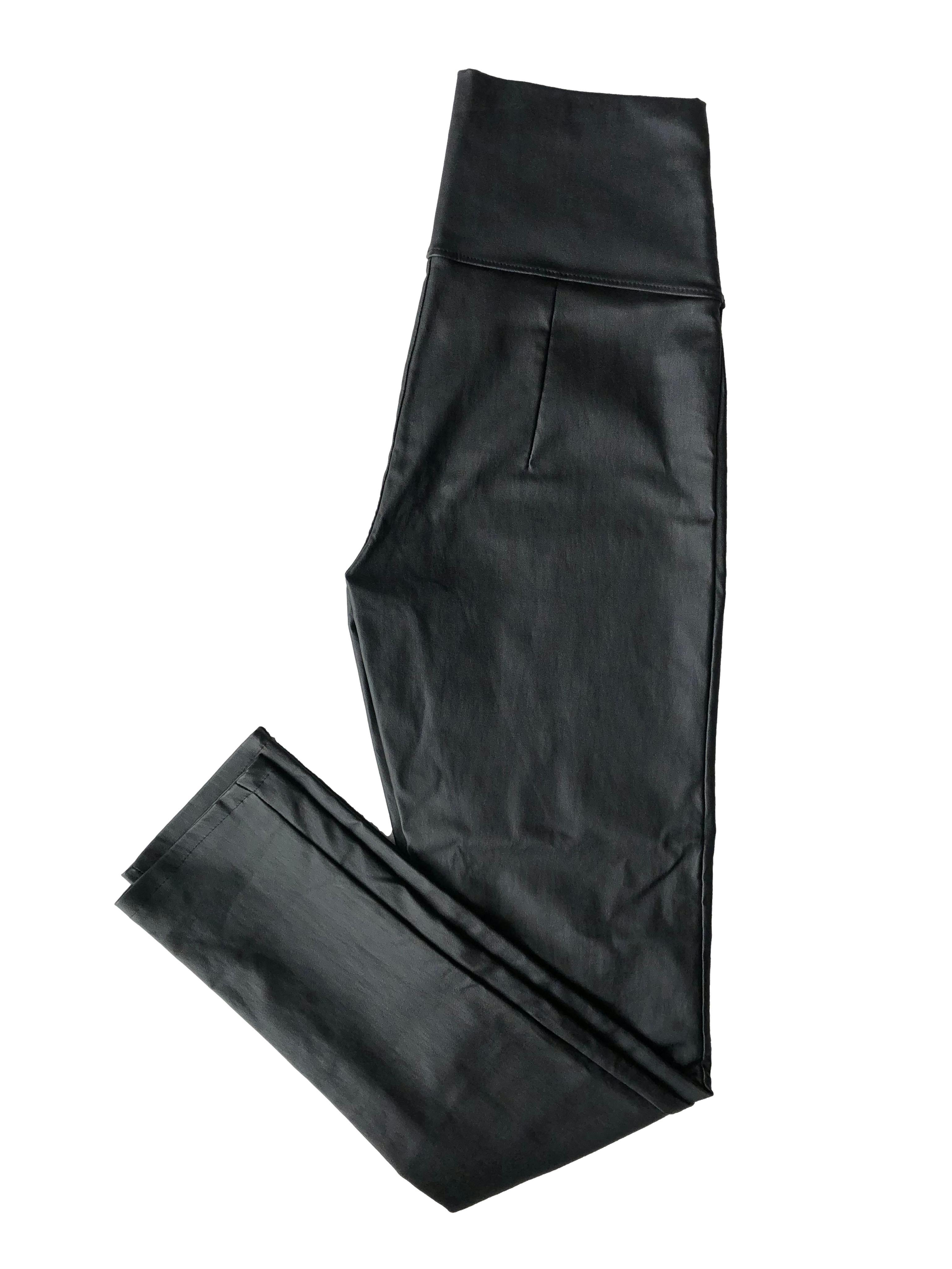 Pantalón negro skinny de cuerina licrada, pretina ancha con pinzas y cierre lateral invisible. Cintura 72cm sin estirar, Tiro 30cm, Largo 102cm.