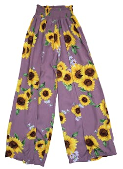 Pantalón culotte lila con estampado floral en tonos amarillos de tela fluida, abertura en las piernas y pretina estilo panal de abeja. Cintura 50 cm, Tiro 30 cm, Largo 81 cm.
