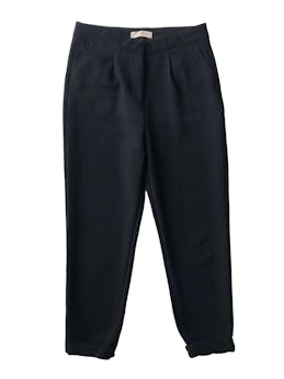 Pantalón negro Pull & Bear, corte slim con pinzas, bolsillos delanteros, falsos bolsillos posteriores y dobladillo en botapie. Cintura 72cm Tiro 30cm Largo 92cm.