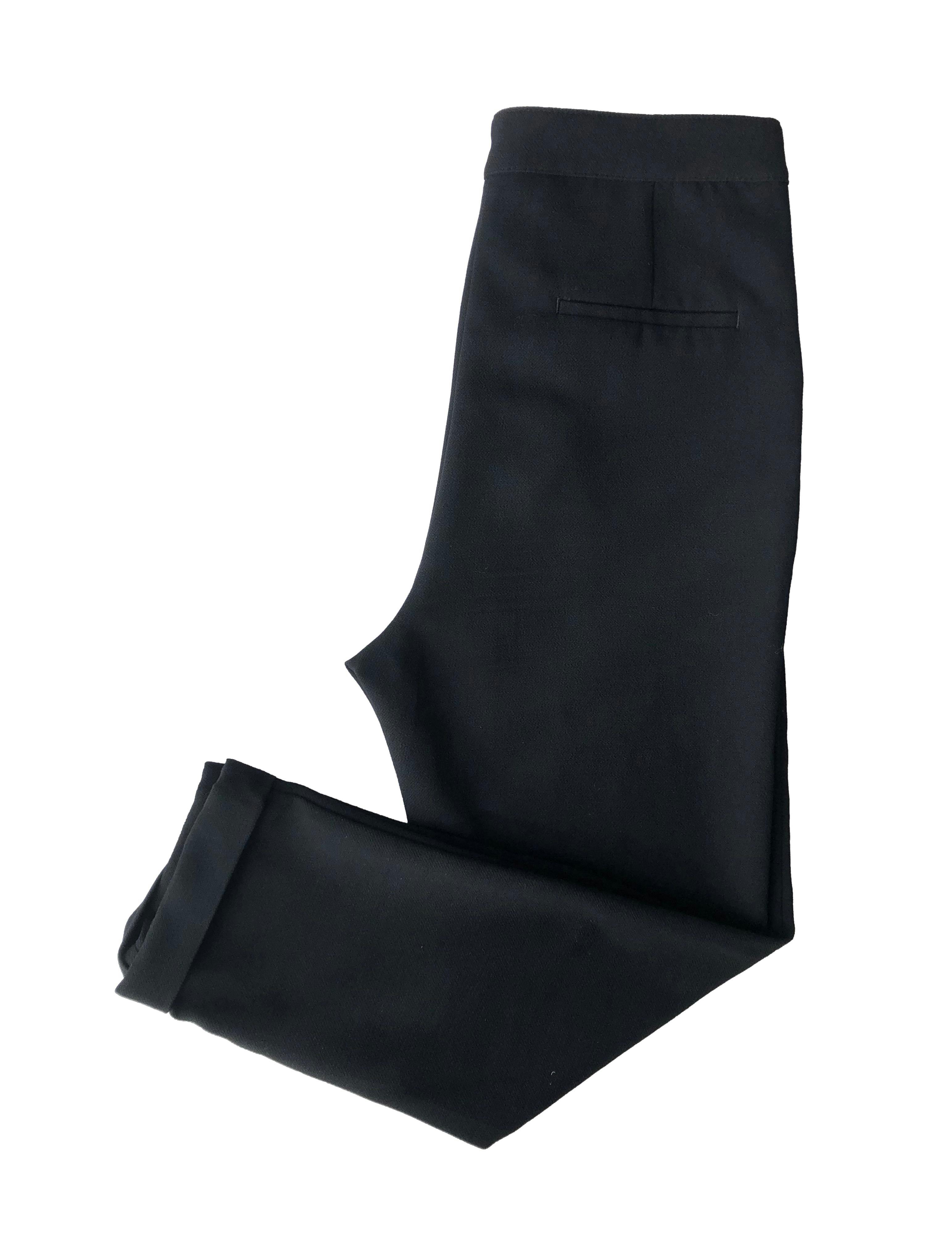 Pantalón negro Pull & Bear, corte slim con pinzas, bolsillos delanteros, falsos bolsillos posteriores y dobladillo en botapie. Cintura 72cm Tiro 30cm Largo 92cm.