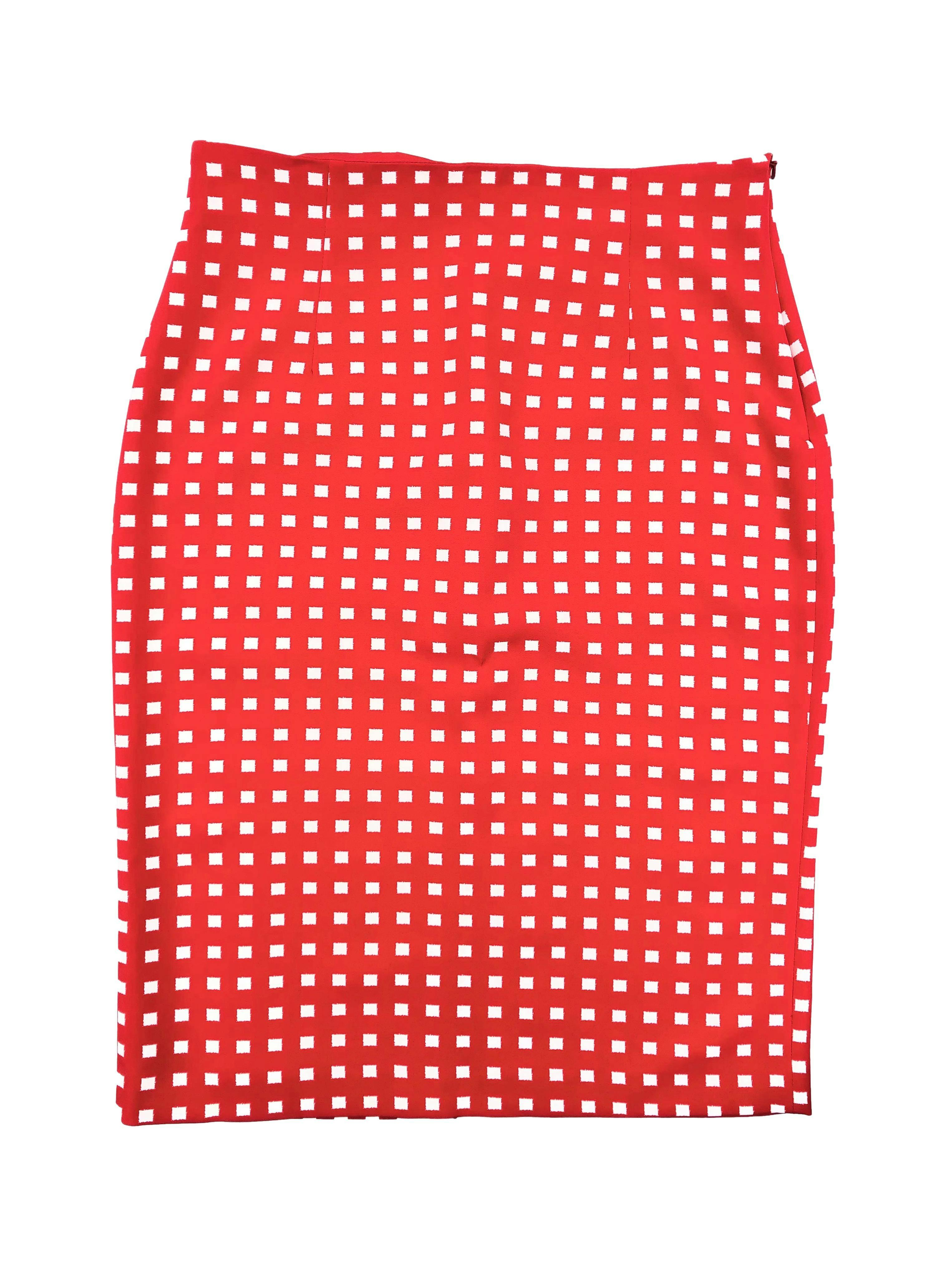 Falda tubo Zara tela plana roja con cuadrados blancos, cierre invisible lateral y abertura posterior en basta. Cintura 78cm Largo 66cm