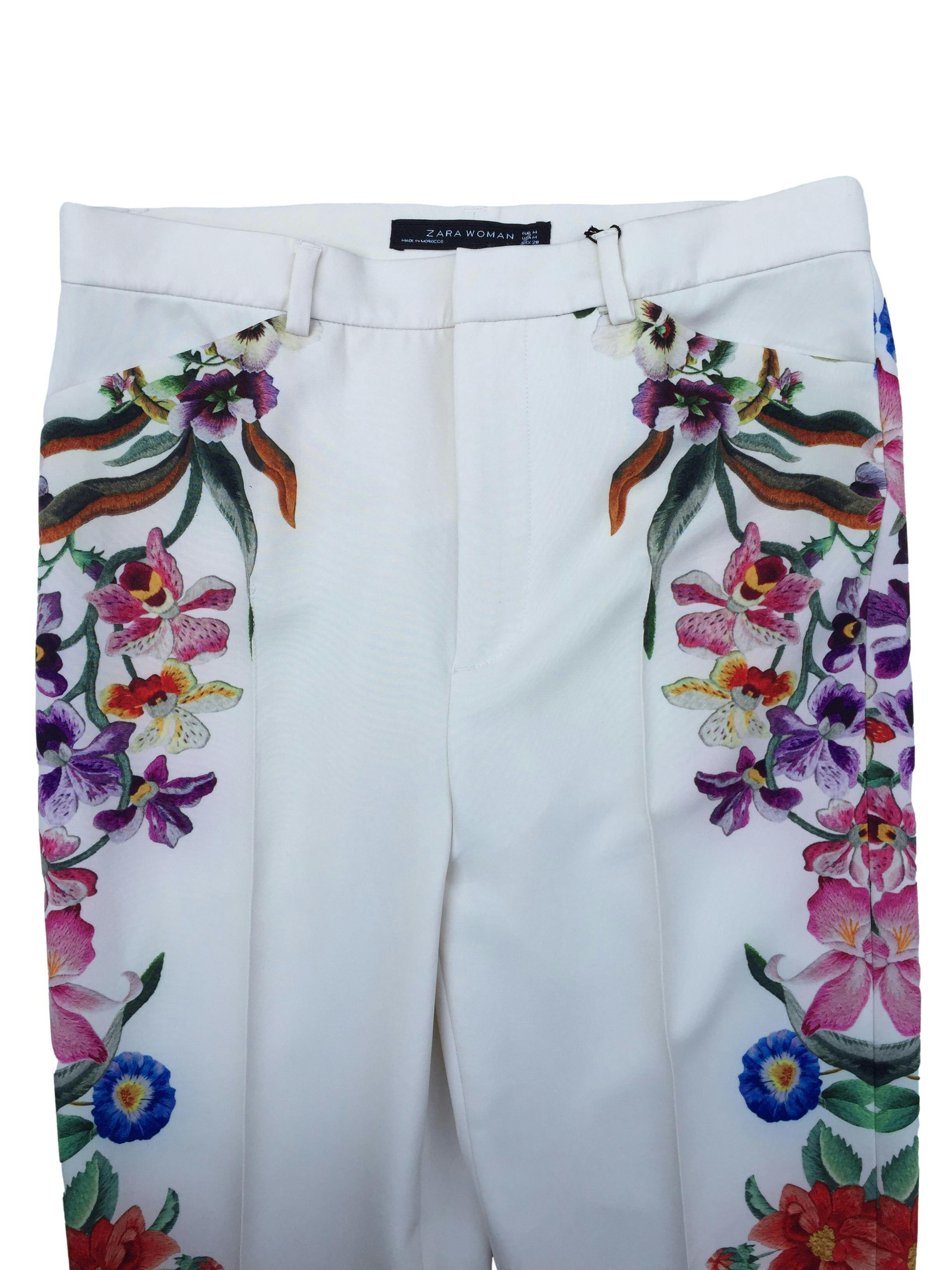 Pantalón Zara perla con estampado flores, corte slim, con cierre y botón delantero. Cintura 72cm Largo 28cm Largo 105cm. Nuevo con etiqueta.