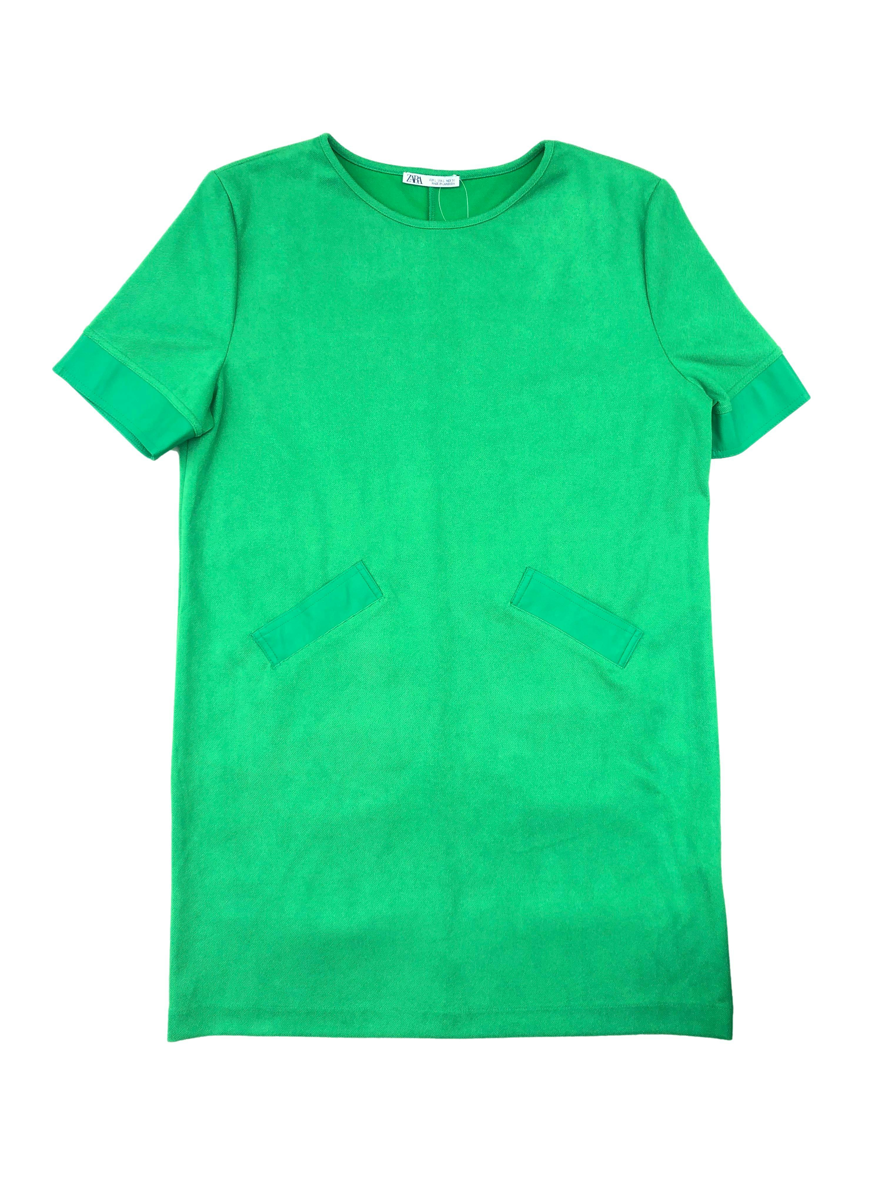 Vestido Zara en tono verde hoja, tela de punto con mangas y bolsillos efecto cuero, corte recto.Busto 110cm, Largo 85cm