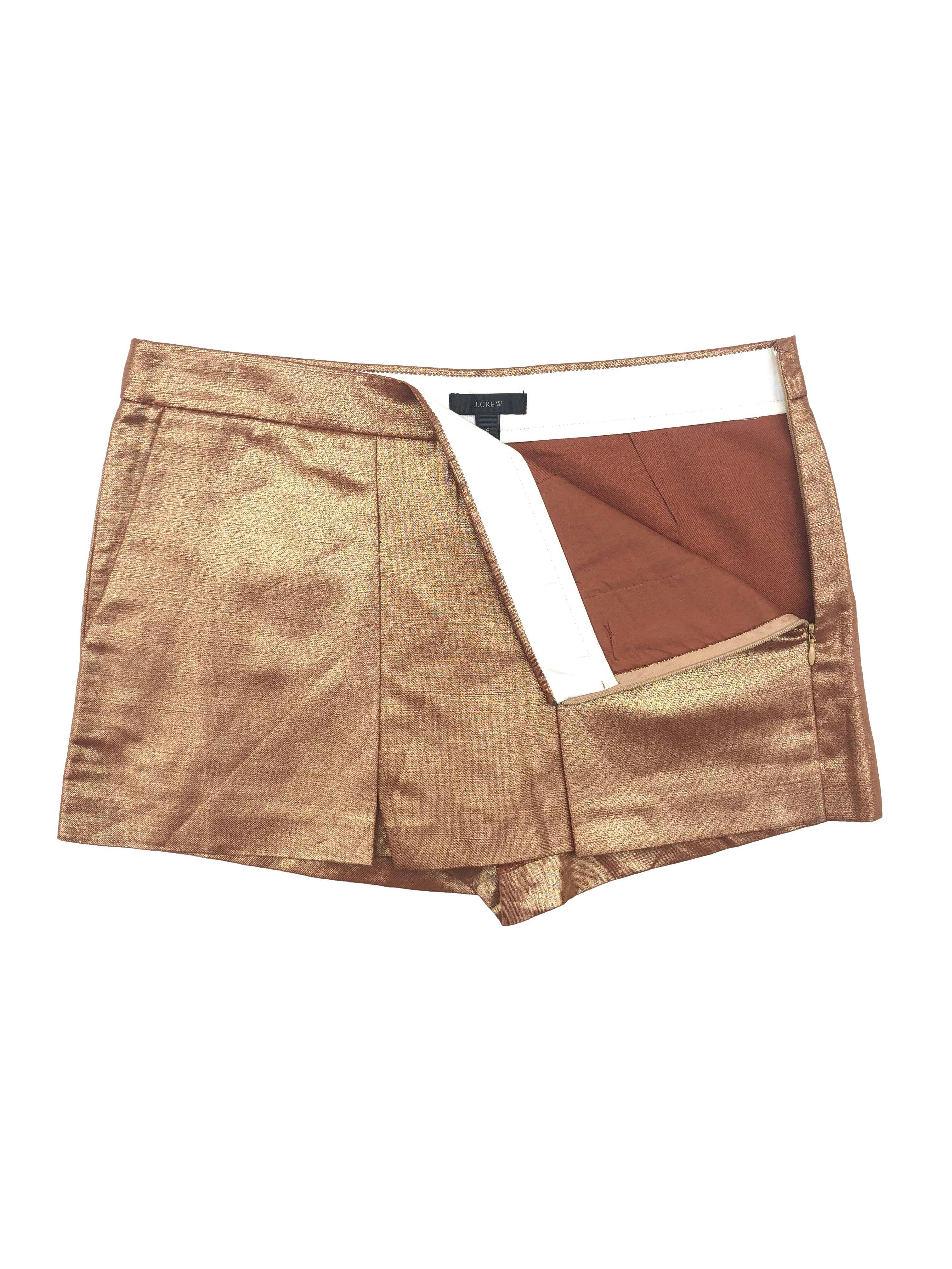Falda short J.Crew bronce metalizado, mezcla de lino y algodón, con bolsillos laterales y cierre invisible. Cintura: 80cm, Tiro: 26cm, Largo: 32cm. Precio original: 450
