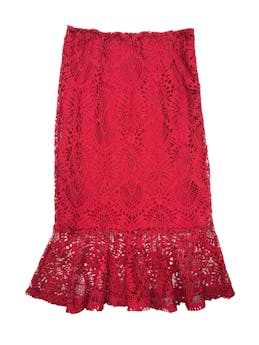 Falda midi Zara de encaje rojo, corte sirena, cierre invisible lateral. Cintura: 70cm. Largo: 74cm