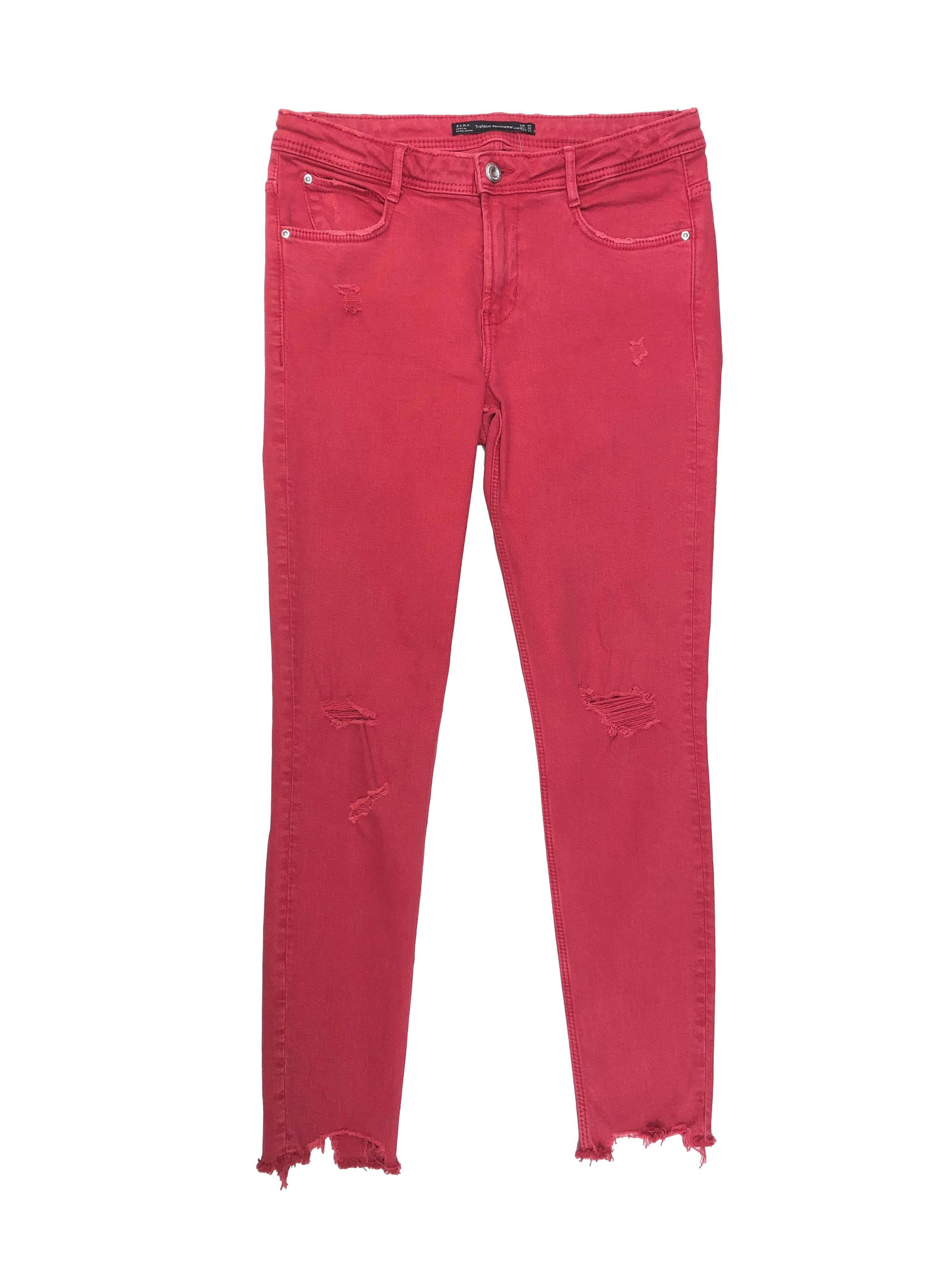 Skinny jean Zara rojo efecto lavado, con rasgados y basta cropped. Cintura 74cm Tiro 23cm Largo 92cm