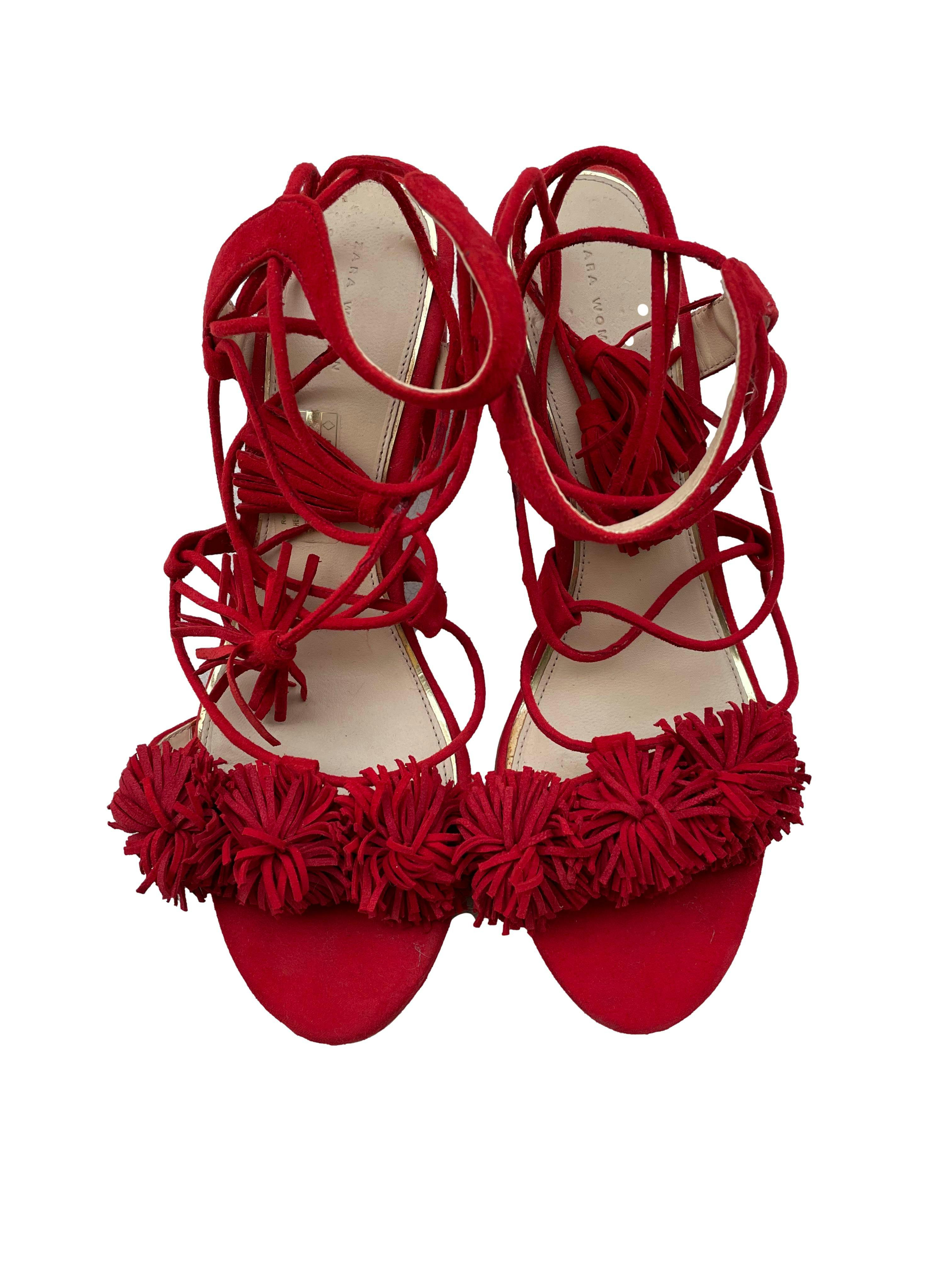 Sandalias rojas Zara de gamuza con cordones y borlas, taco 7cm. Estado 8/10.