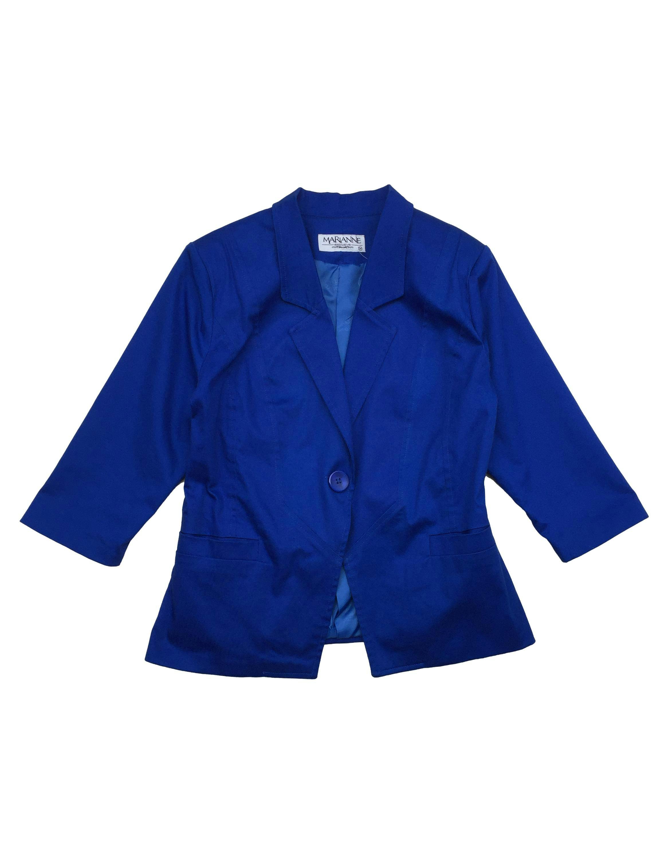 Blazer azulino corte princesa, modelo de un solo botón con forro, hombreras, bolsillos y mangas 3/4. Busto 100cm, Largo 55cm.