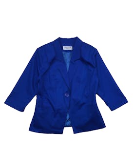 Blazer azulino corte princesa, modelo de un solo botón con forro, hombreras, bolsillos y mangas 3/4. Busto 100cm, Largo 55cm.