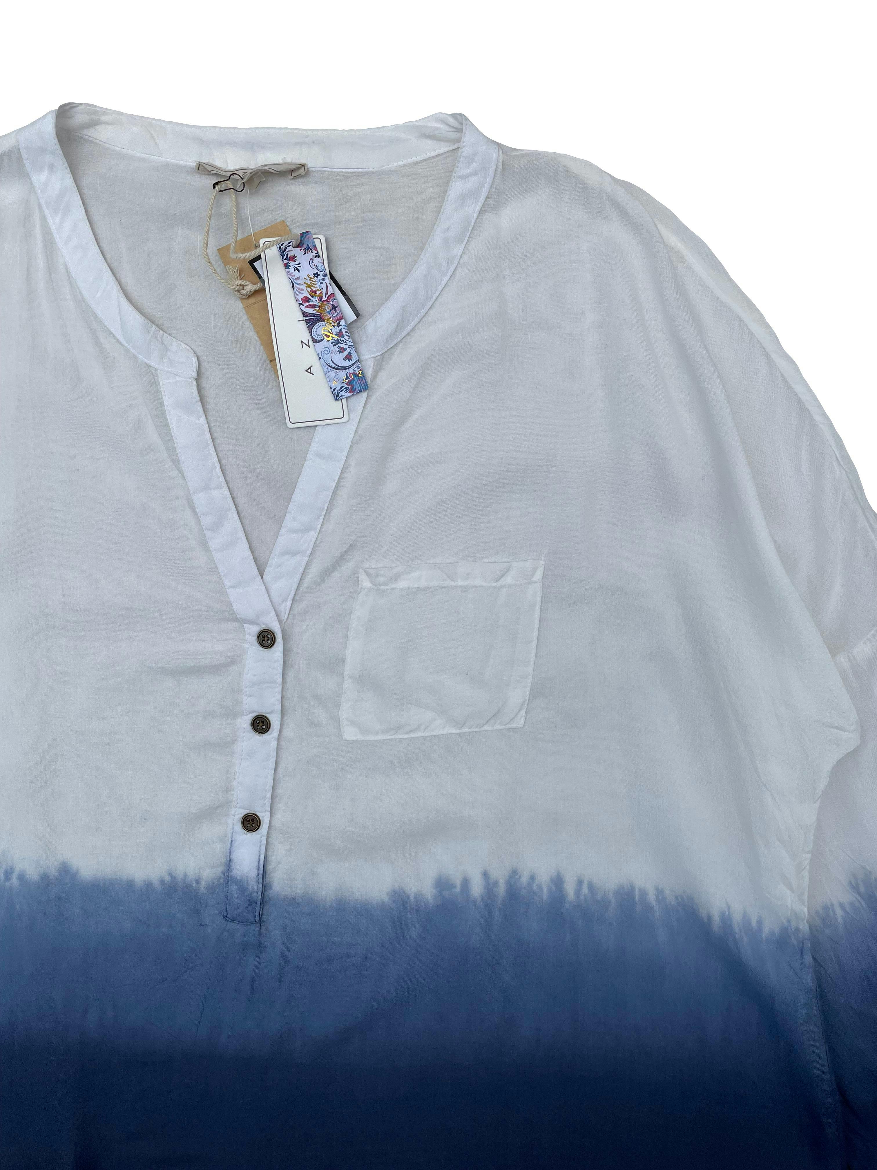 Blusa Aziz blanca en degradé azul, mangas regulables con botón, tela fresca. Busto: 120cm, Largo: 70cm. Nueva con etiqueta