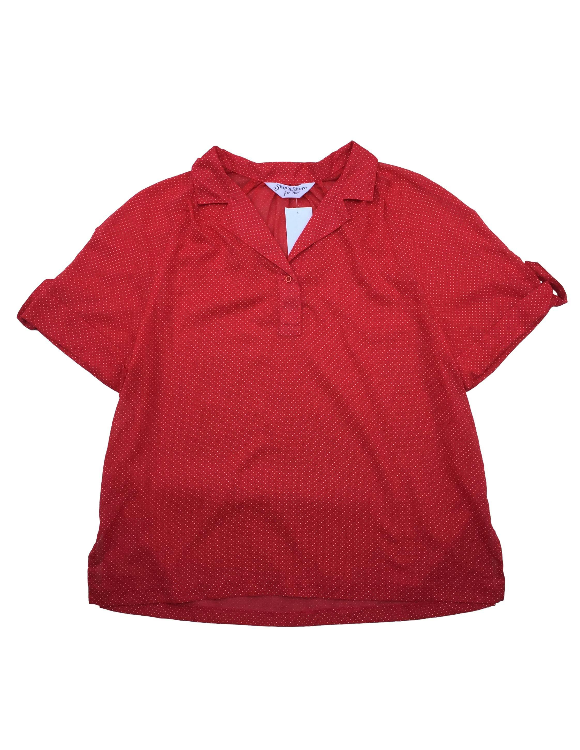 Blusa roja con puntos blancos, tela fresa, cuello camisero con un botón.  Busto: 120cm, Largo: 67cm