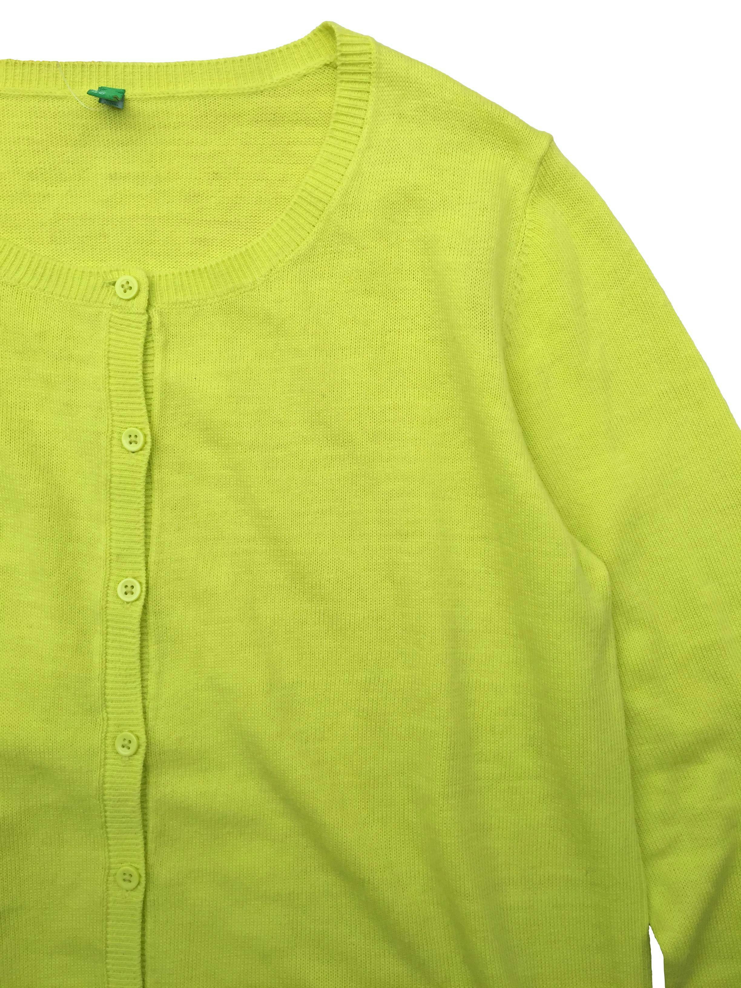 Cardigan Benetton amarillo neón, tejido delgado. Busto 90cm, Largo 60cm.