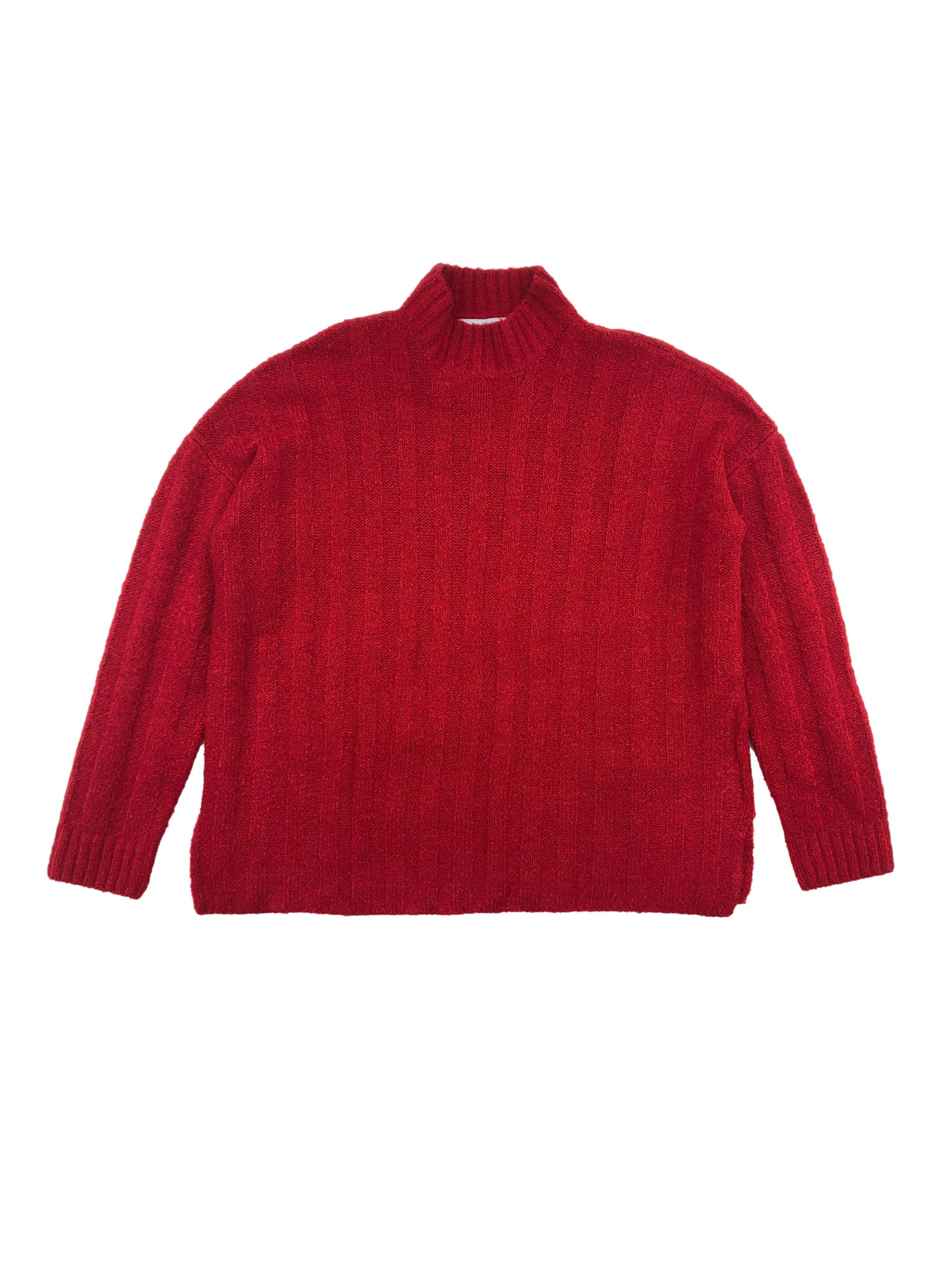 Chompa oversize Basement roja lana blend con aberturas laterales. Nueva con etiqueta. Busto 110cm, Largo 55cm.