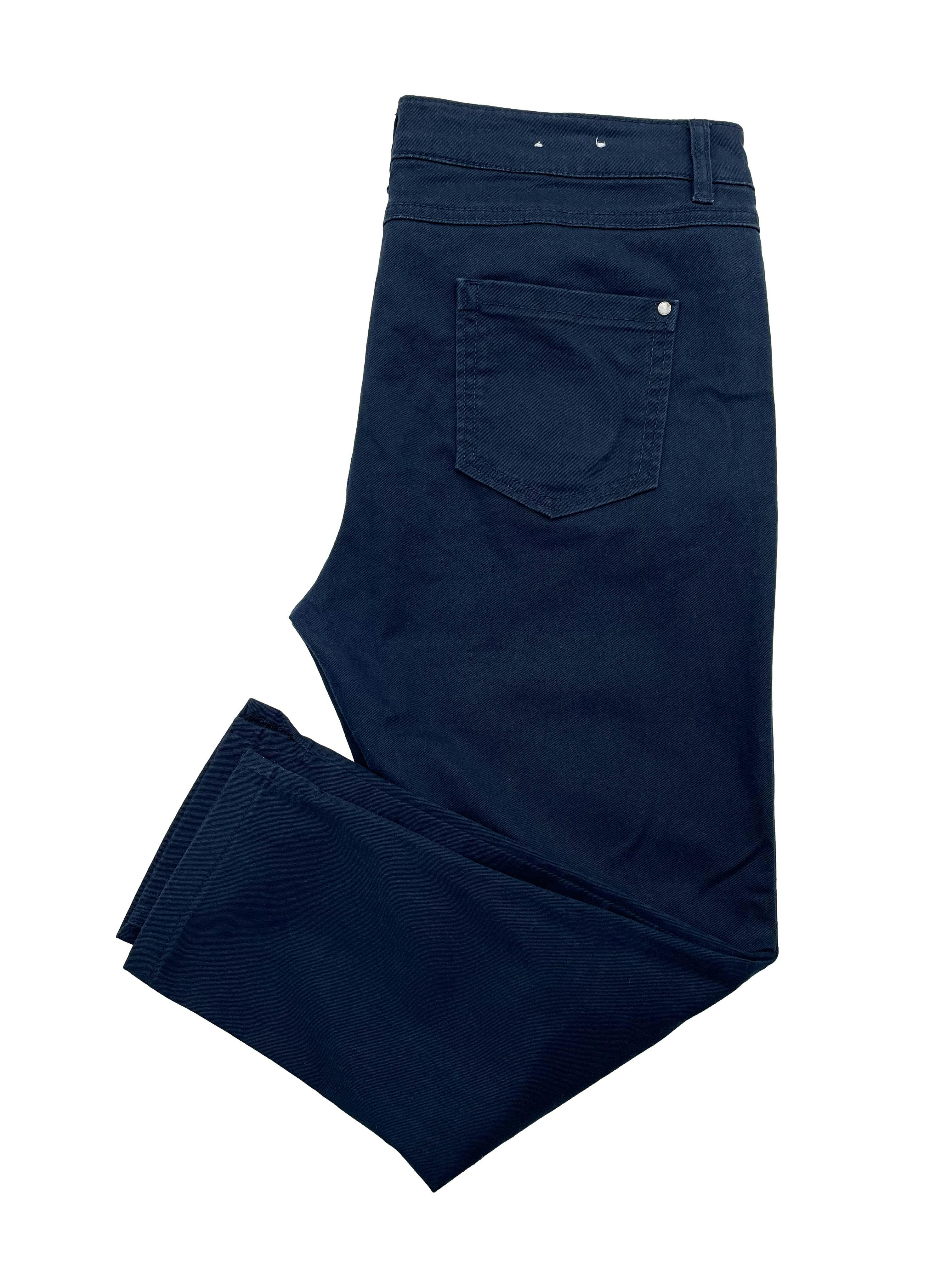 Pantalón Sfera drill azul marino, corte recto, five pockets y aberturas laterales. Cintura 90cm, Tiro 25cm, Largo 84cm.