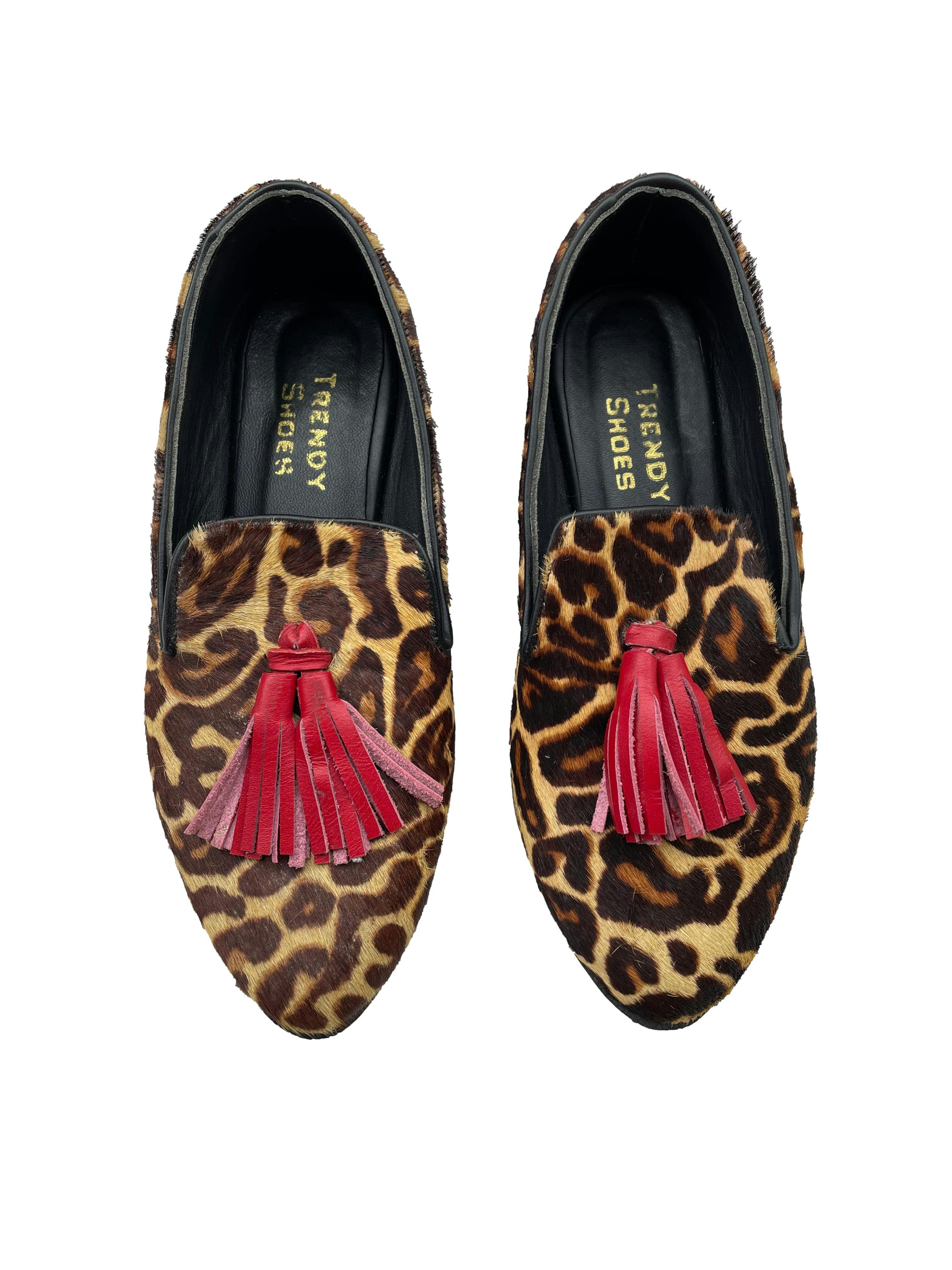 Mocasines Trendy Shoes animal print efecto pelo con borlas rojas. Estado 9/10.