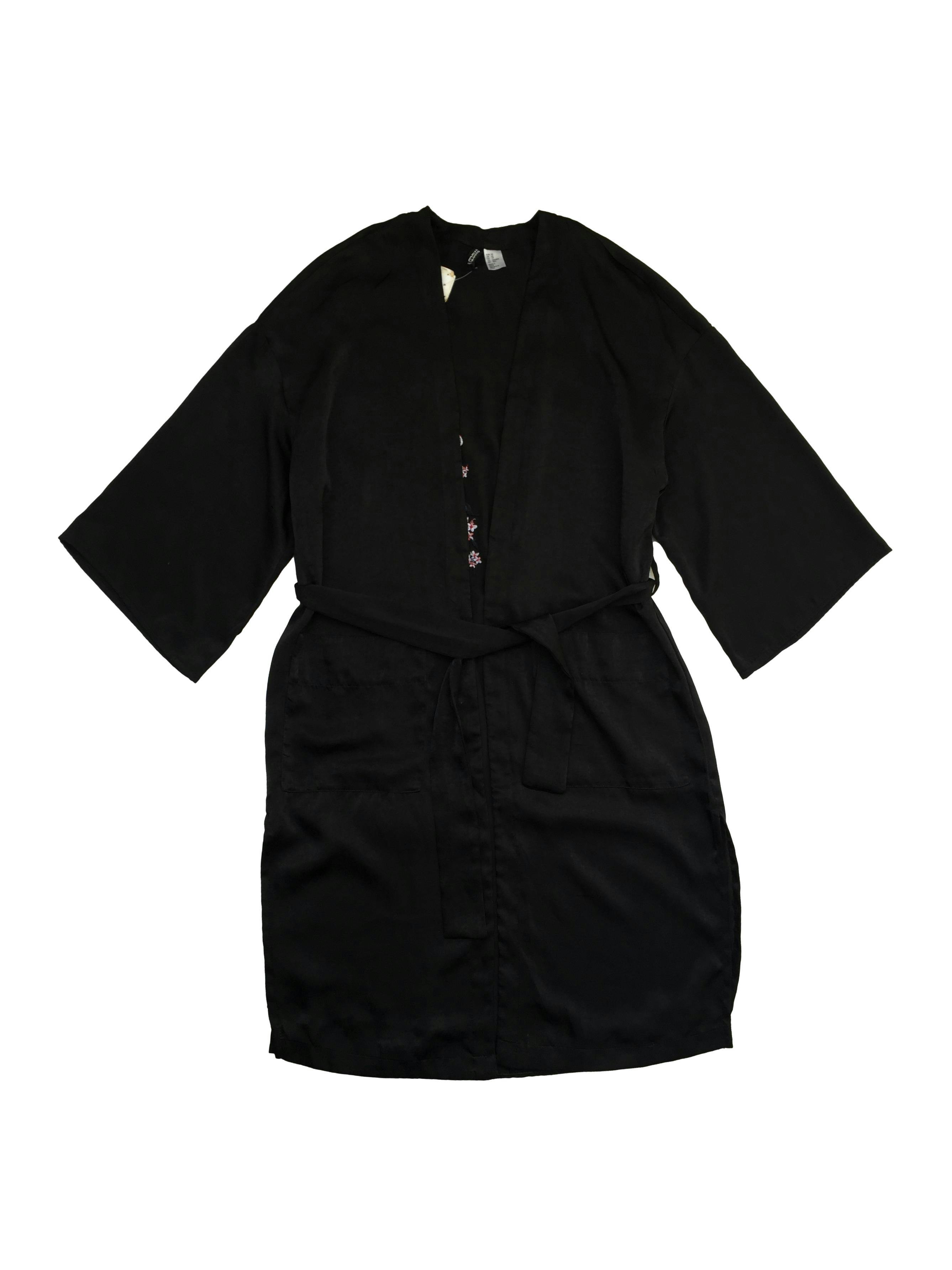 Kimono negro H&M con bordado florar en espalda, cinto a la cintura y bolsillos. Busto 114cm, Largo 95cm.