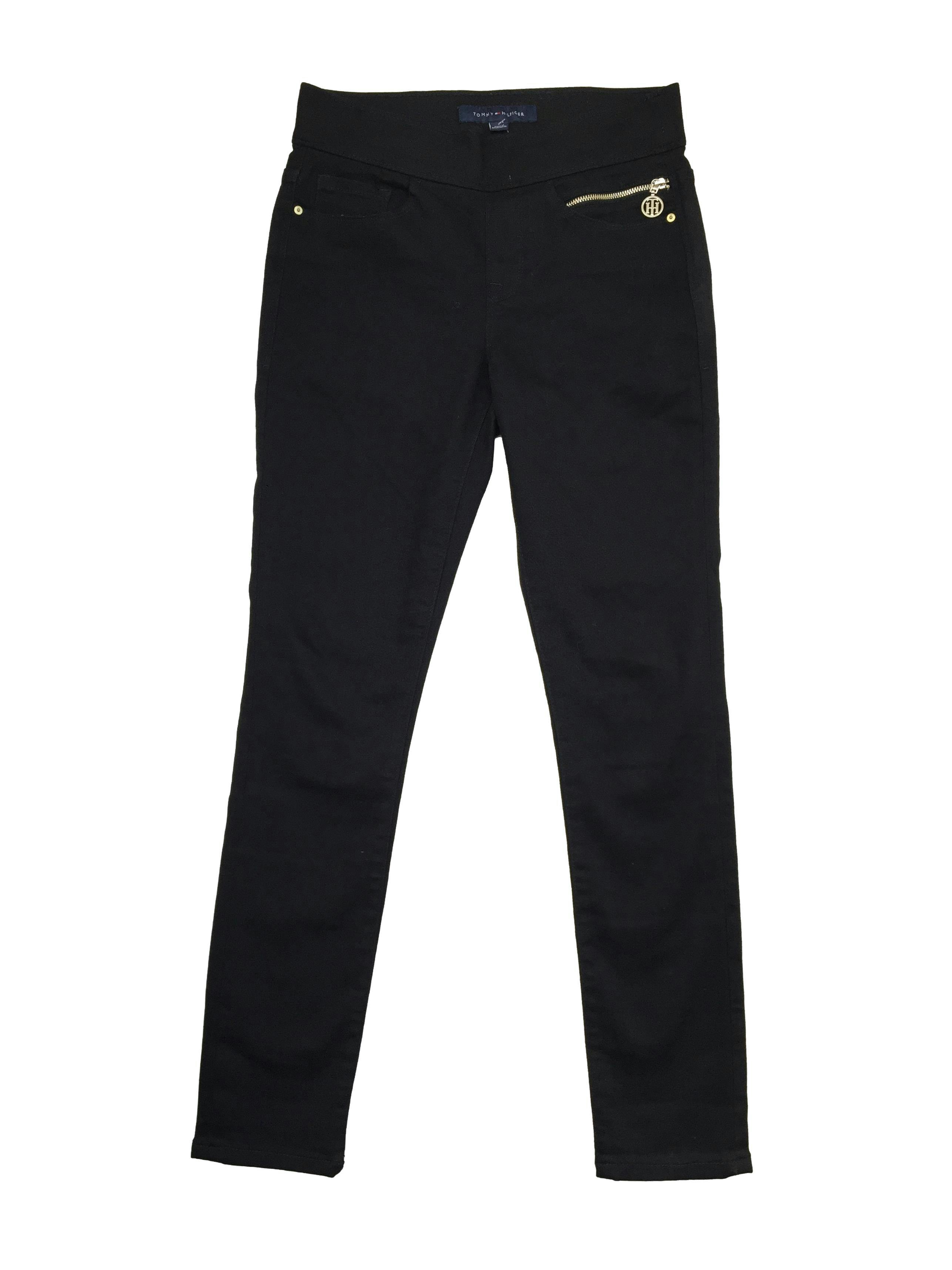 Skinny jean Tommy Hilfiger negro con 4 bolsillos y uno delantero con cierre. Cintura 70cm, Tiro 24 cm, Largo 95cm