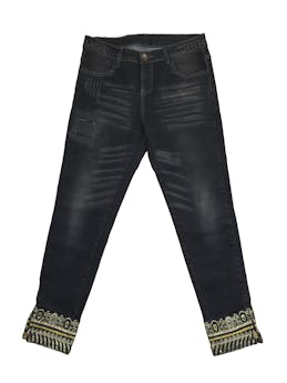 Jean Desigual negro efecto lavado con bordado de hilos dorados y aplicaciones de lentejuelas y cierres en basta. Cintura 76cm, Tiro 24cm, Largo 92cm.