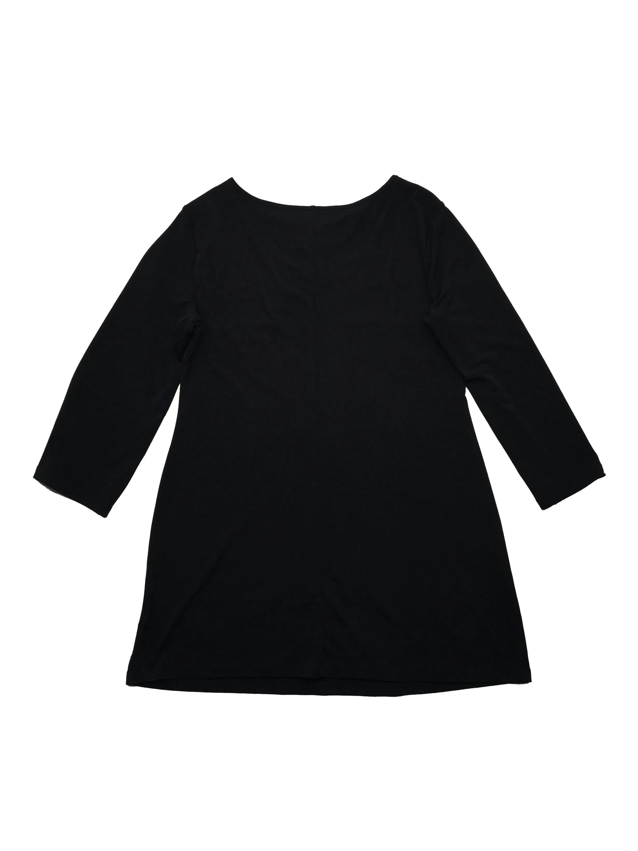 Blusa negra de tela spandex suave al taco con aplicaciones, manga 3/4. Busto 90cm , Largo 70cm.
