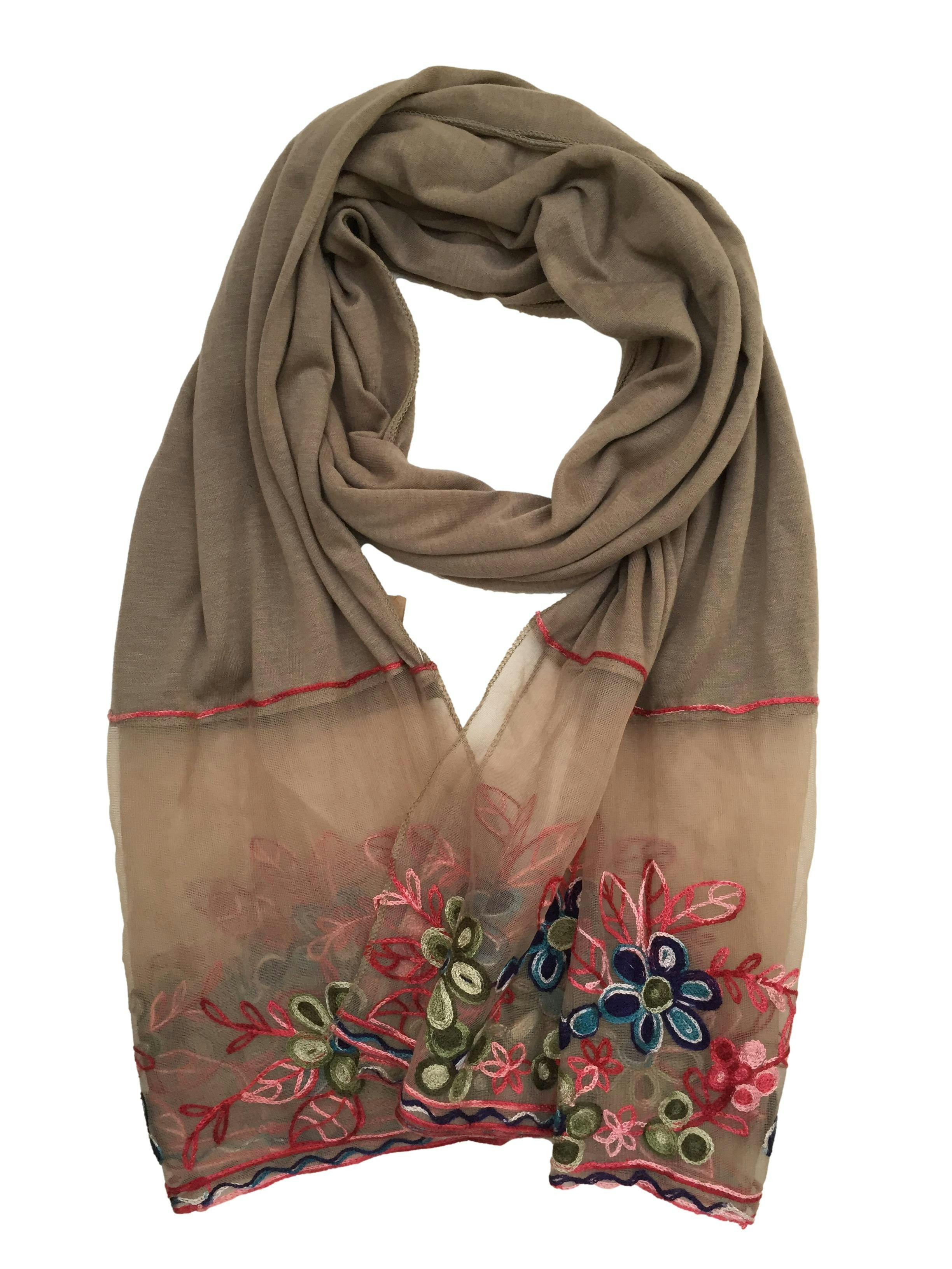 Bufanda marrón suave al tacto con mesh bordado de flores en extremos. Medidas 185cm x 80cm