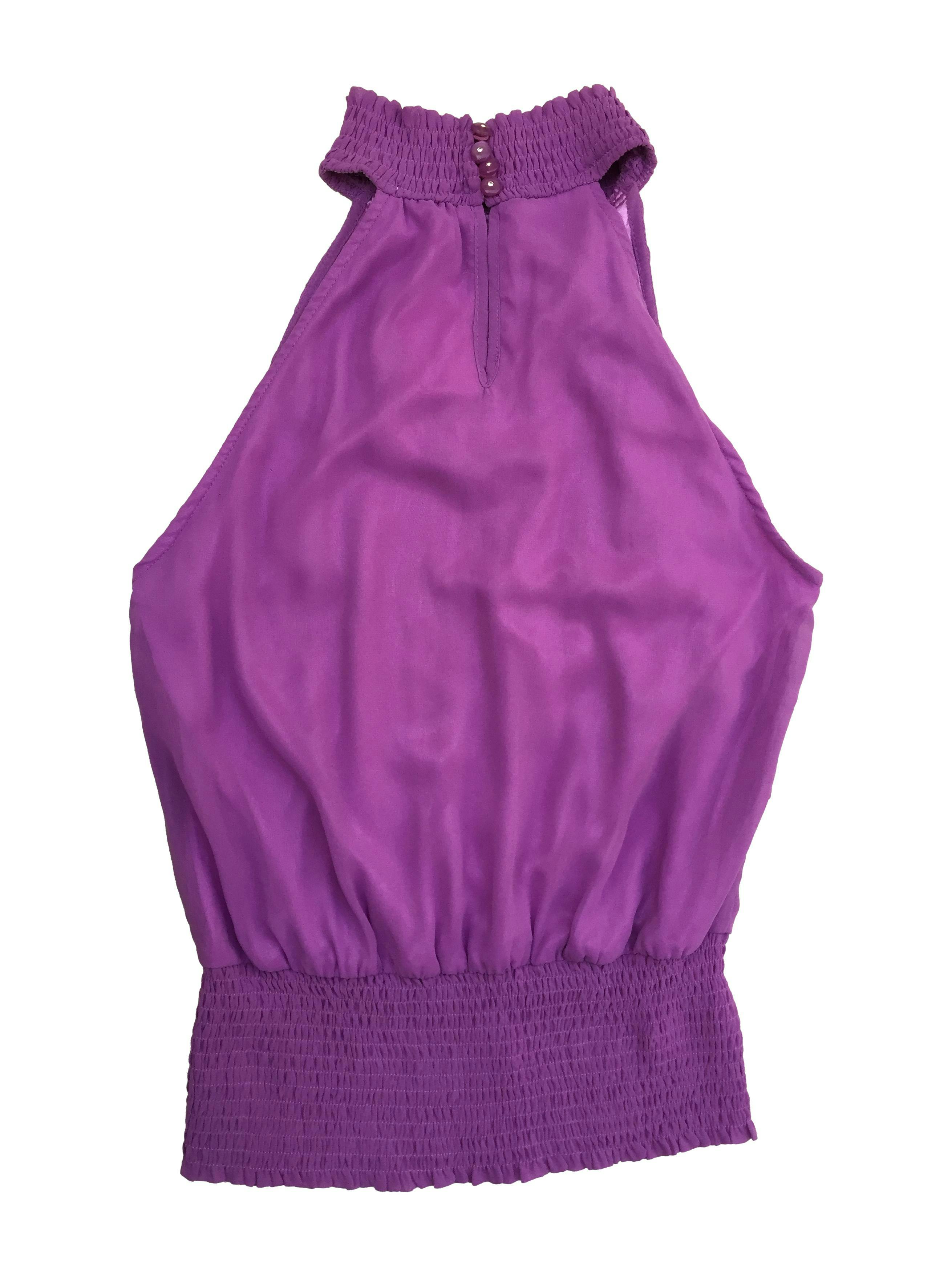 Blusa de gasa lila, forrada, fruncido en cuello y basta, con volantes en el pecho y aplicación rosa. Busto 100 cm, Largo 64 cm. Nueva con etiqueta, precio original S/120