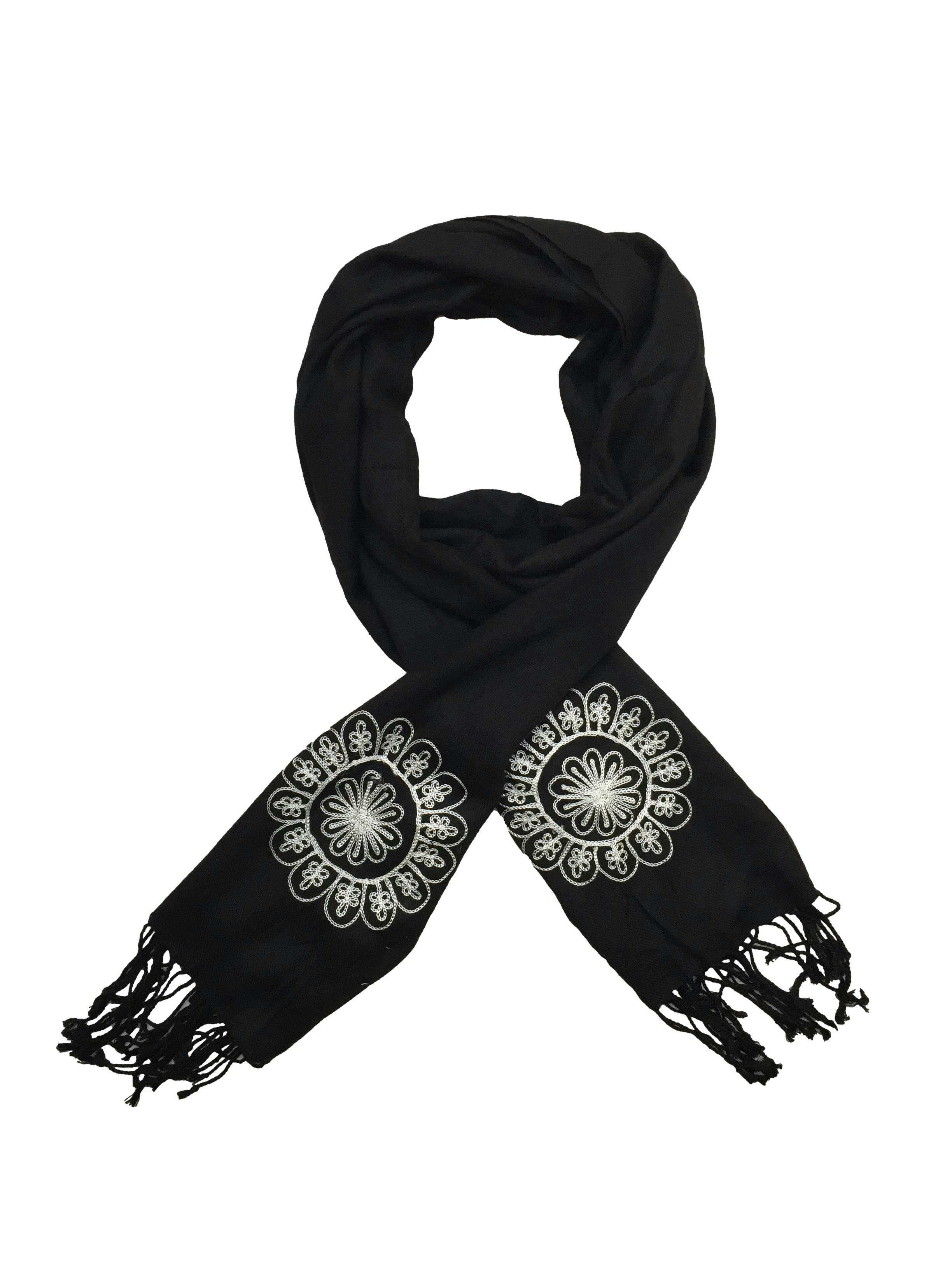 Bufanda Navigata negra con bordados de flores en extremos y flecos en basta, material viscosa fresca. Medidas 185 x 50 cm