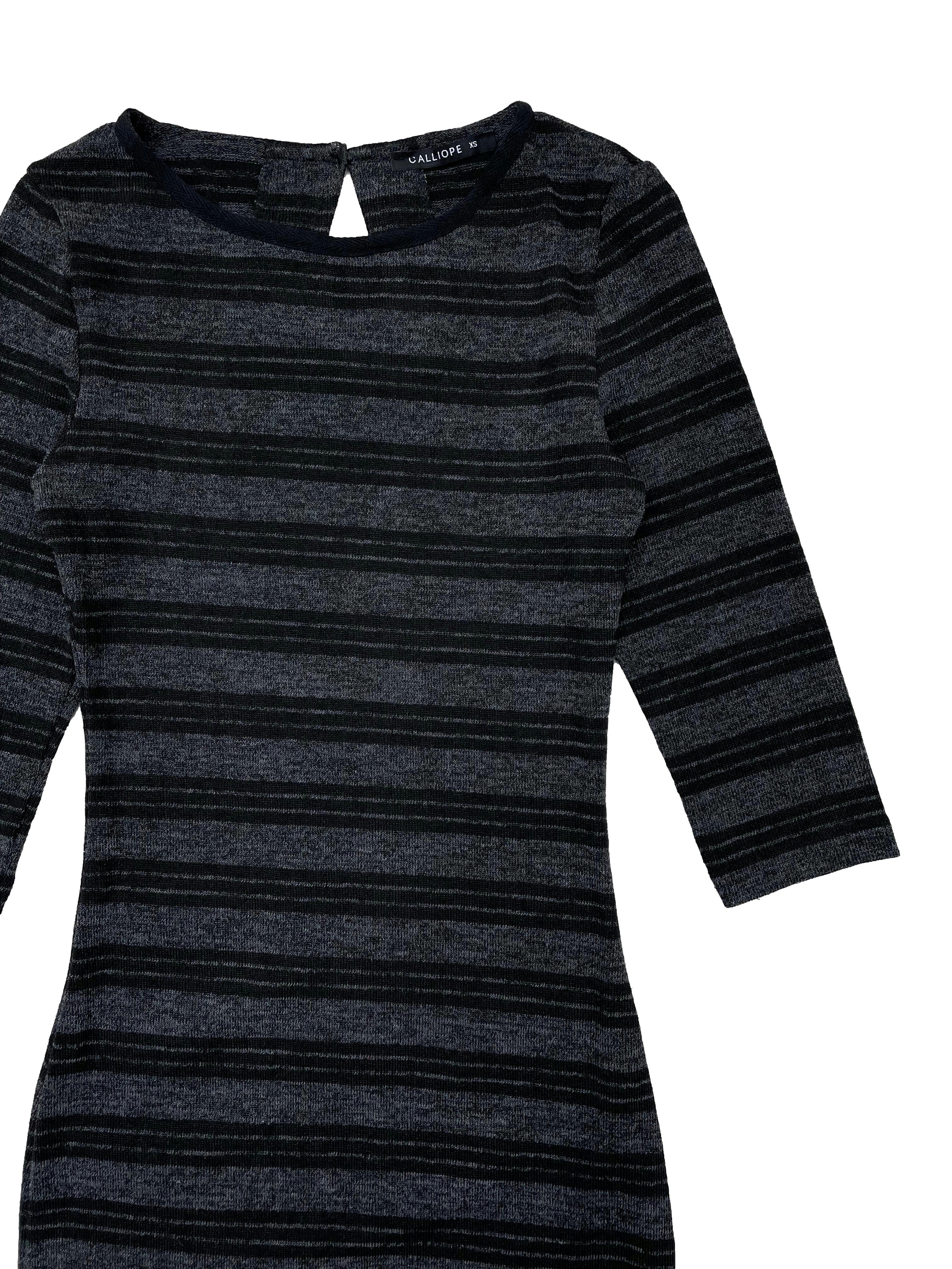 Vestido knit plomo con rayas negras, mangas 3/4 y abertura posterior con botón. Busto 66cm sin estirar, Largo 105cm.