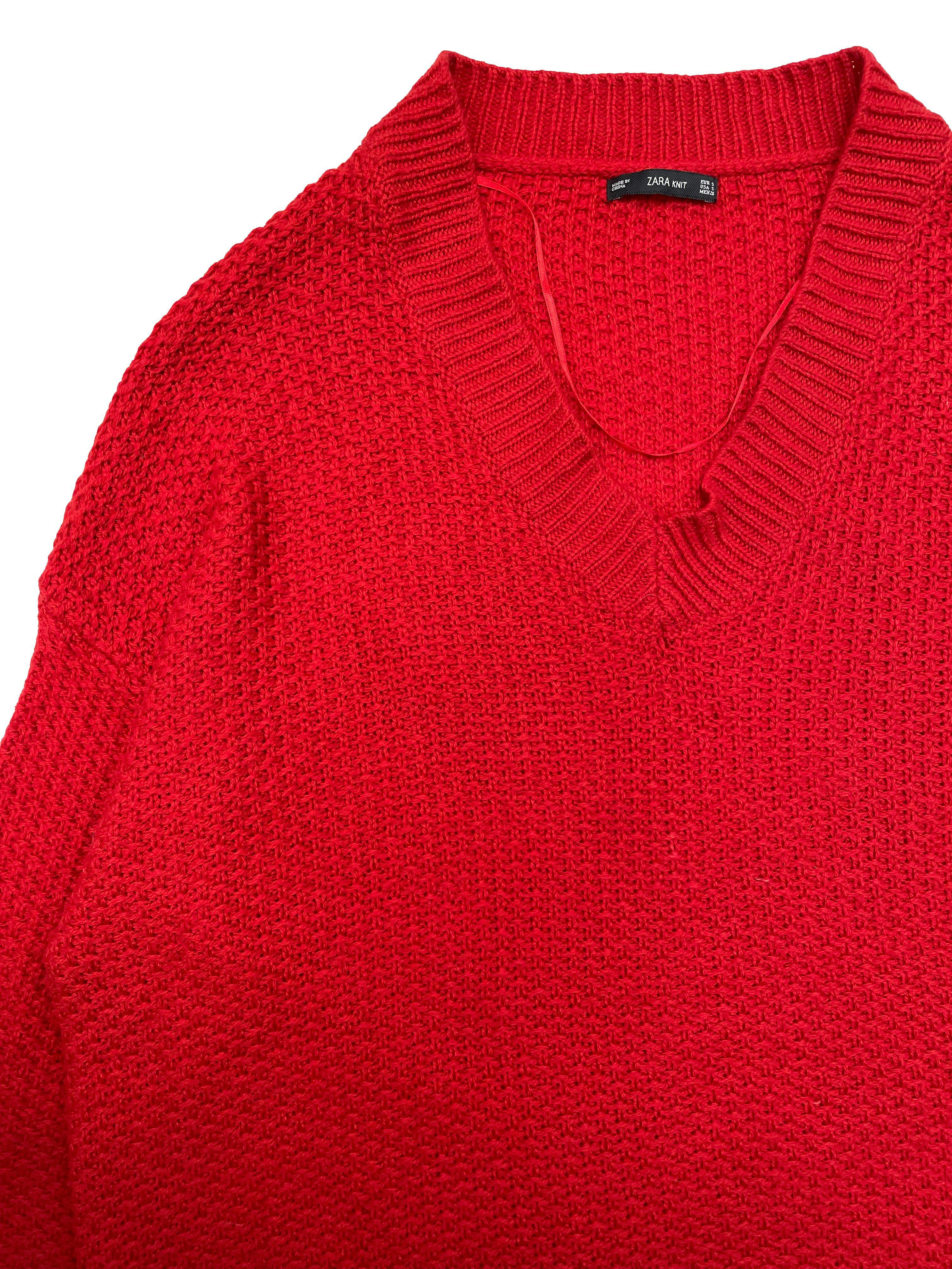 Chompa oversize Zara roja, escote en V. Busto 130cm, Largo 62cm.