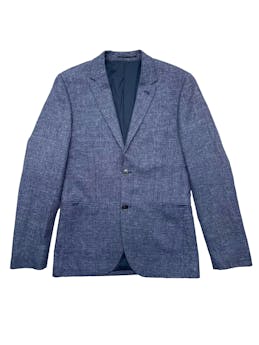 Blazer H&M azul jaspeado de tweed con mezcla de lana y lino, tiene forro, tres bolsillos, aberturas posteriores y botones de repuesto. Busto 100cm, Largo 70cm.