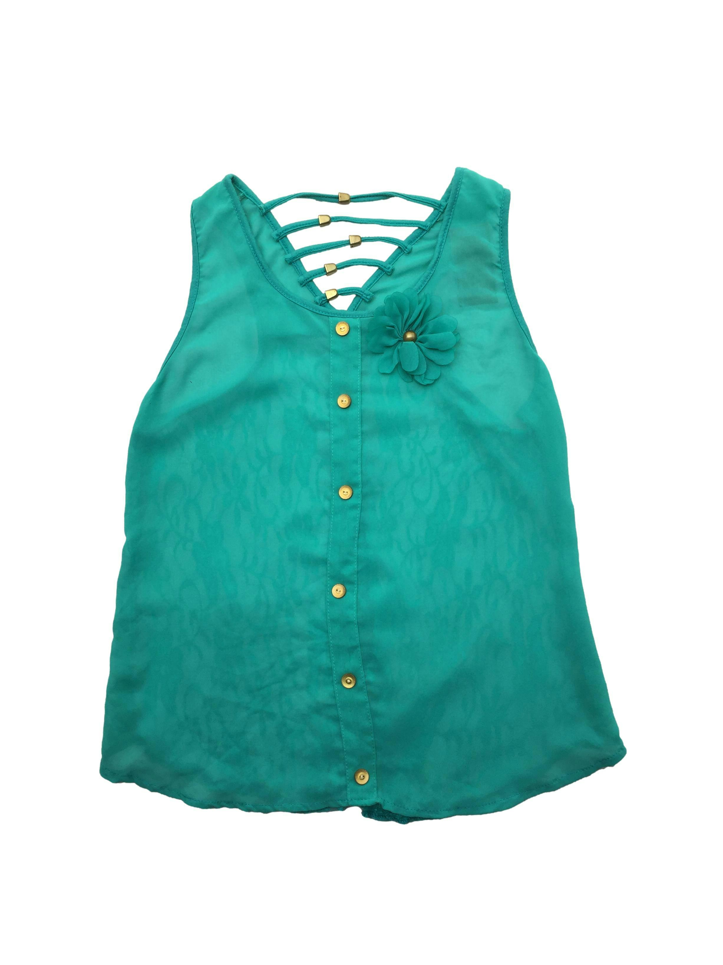 Blusa verde agua de gasa con aplicación de botones y flor, espalda de encaje con rejilla en escote. Busto 90cm, Largo 52cm.