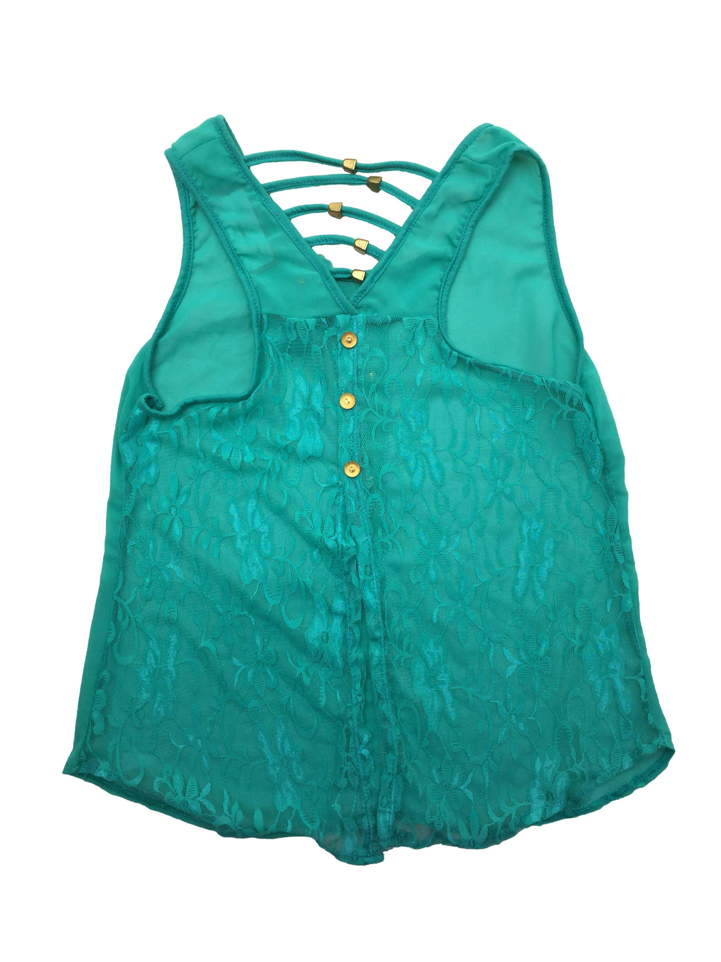 Blusa verde agua de gasa con aplicación de botones y flor, espalda de encaje con rejilla en escote. Busto 90cm, Largo 52cm.