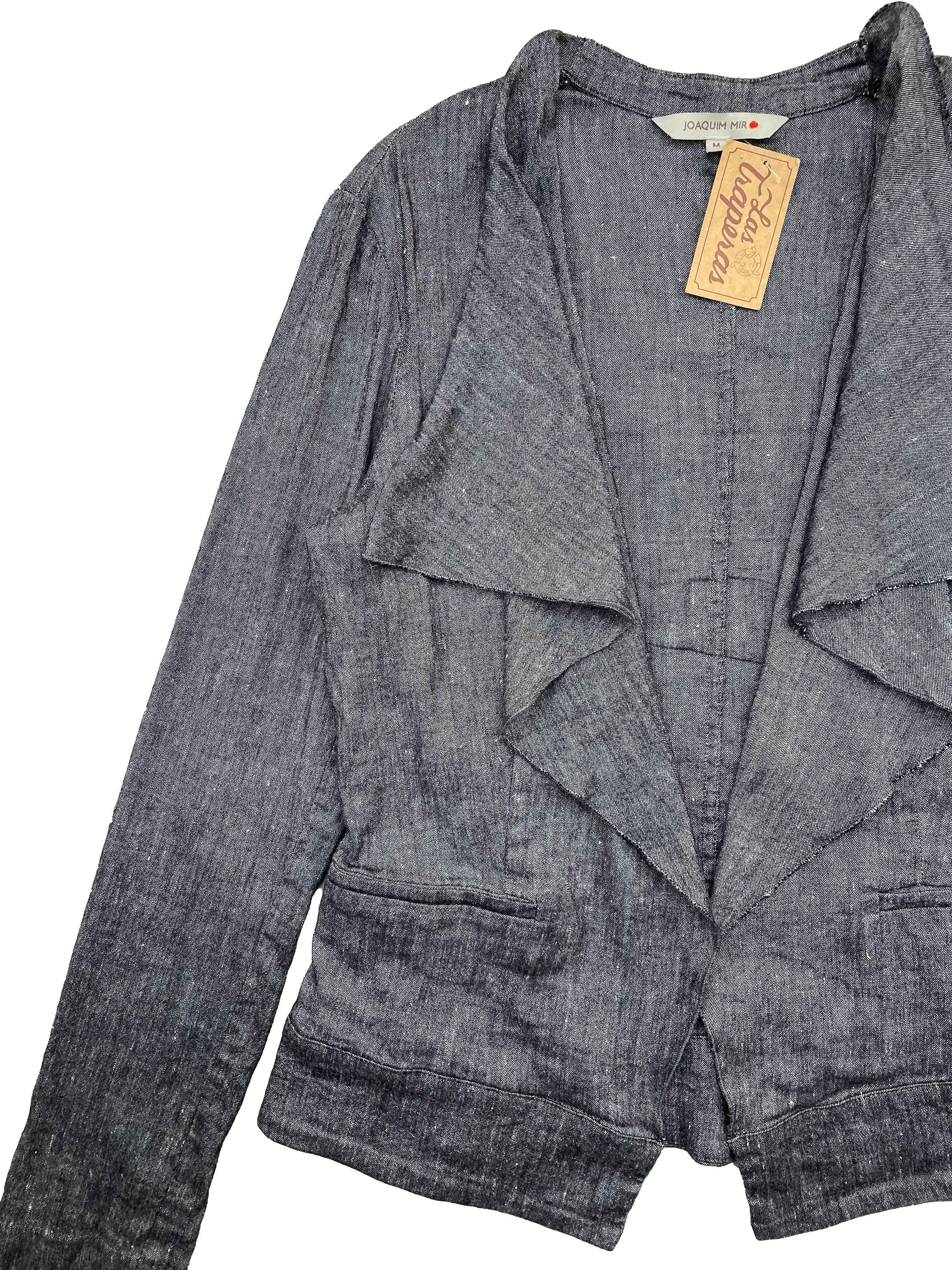 Blazer Joaquin Miro gris jaspeado, tela delgada 54% lino, modelo abierto con solapas asimétricas, falsos bolsillos y abertura en puños. Busto 100cm, Largo 54cm.