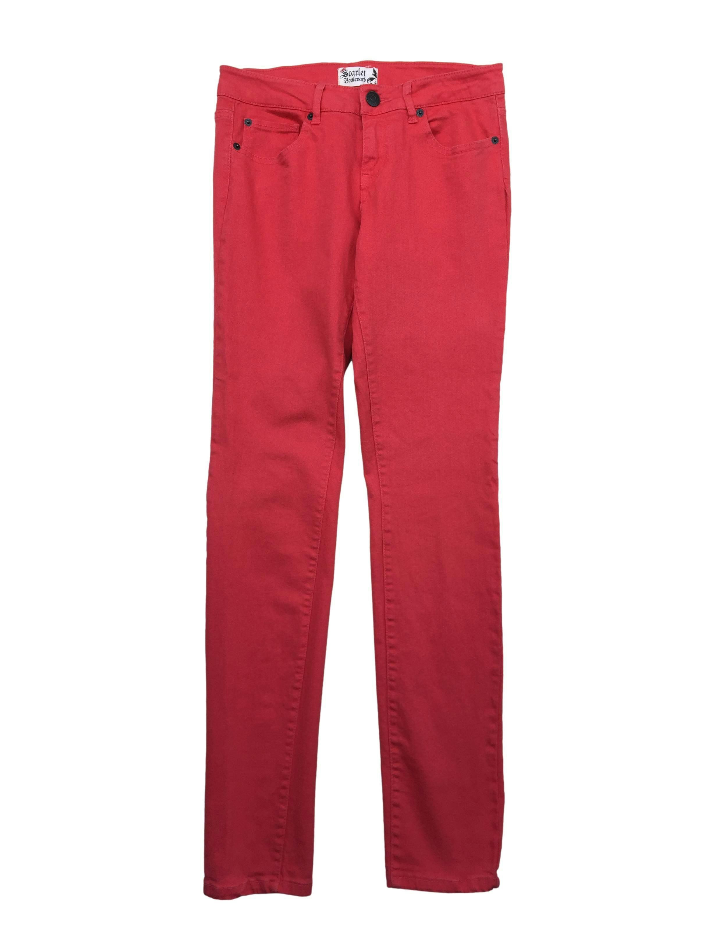 Skinny jean rojo 98% algodón, five-pockets. Cintura 74cm, Tiro 21cm, Largo 98cm.