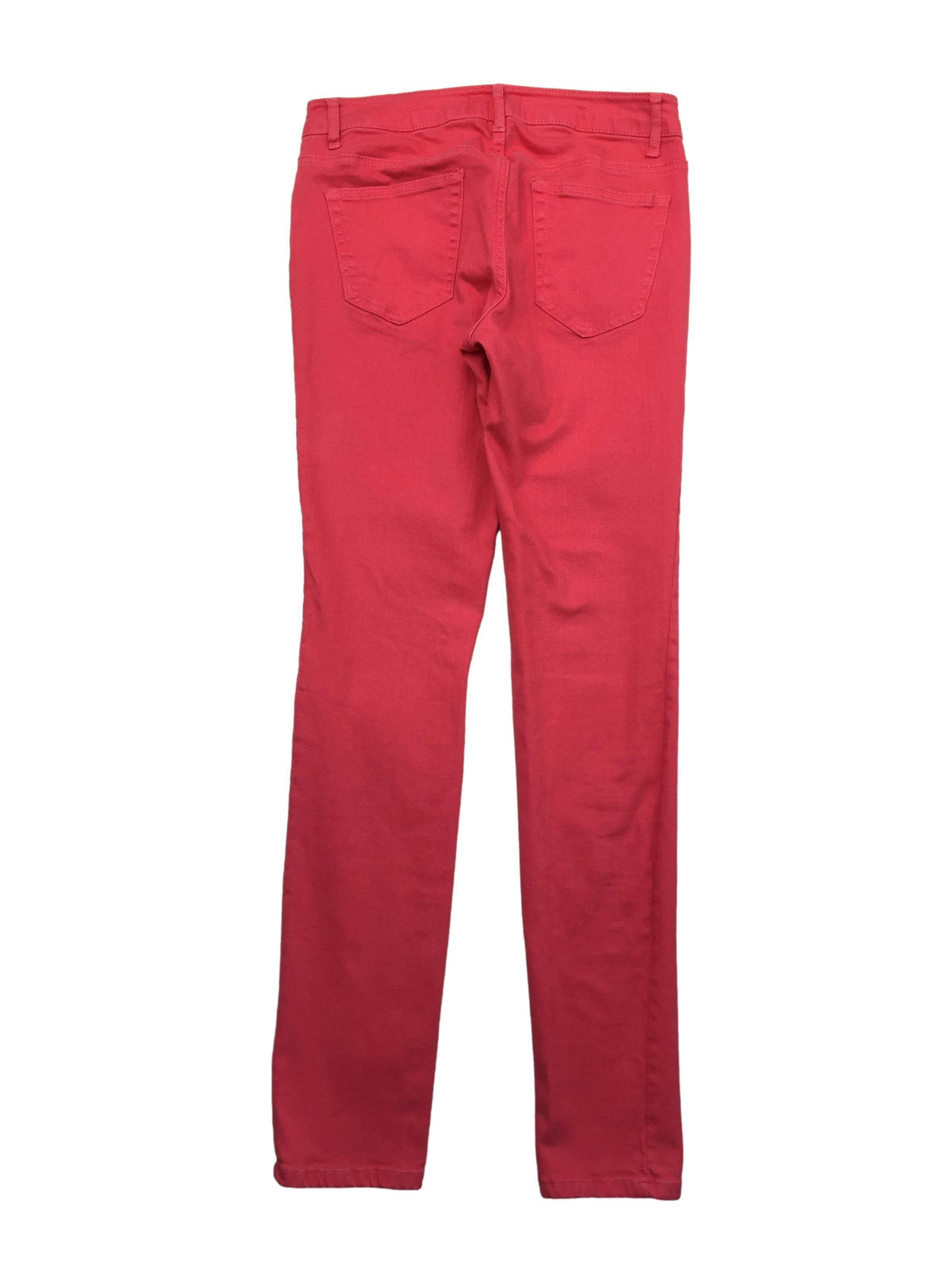 Skinny jean rojo 98% algodón, five-pockets. Cintura 74cm, Tiro 21cm, Largo 98cm.