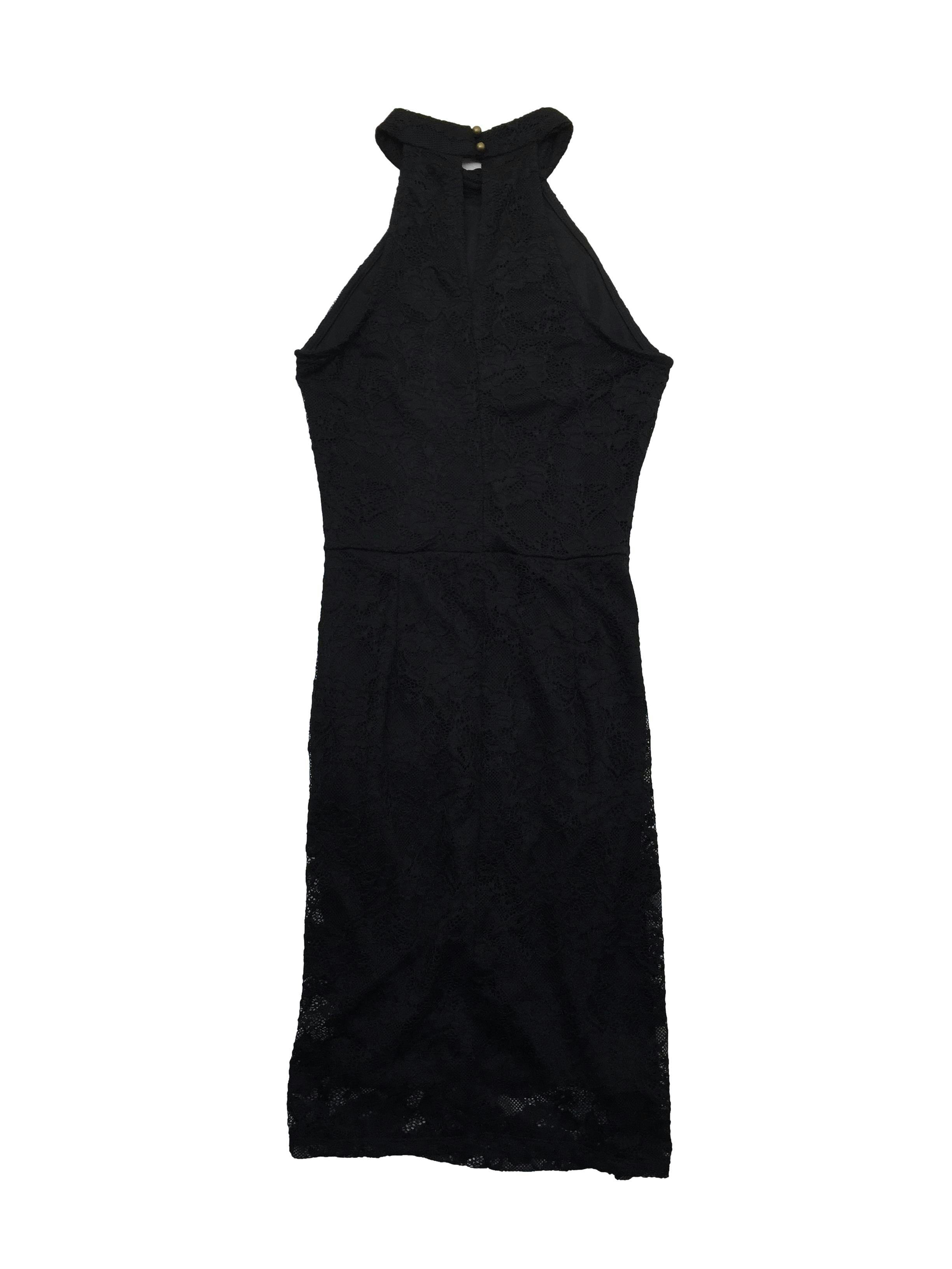 Vestido negro de encaje con forro, cuello halter con botones posteriores y cierre lateral invisible. Busto 72cm sin estirar, Largo 85cm.