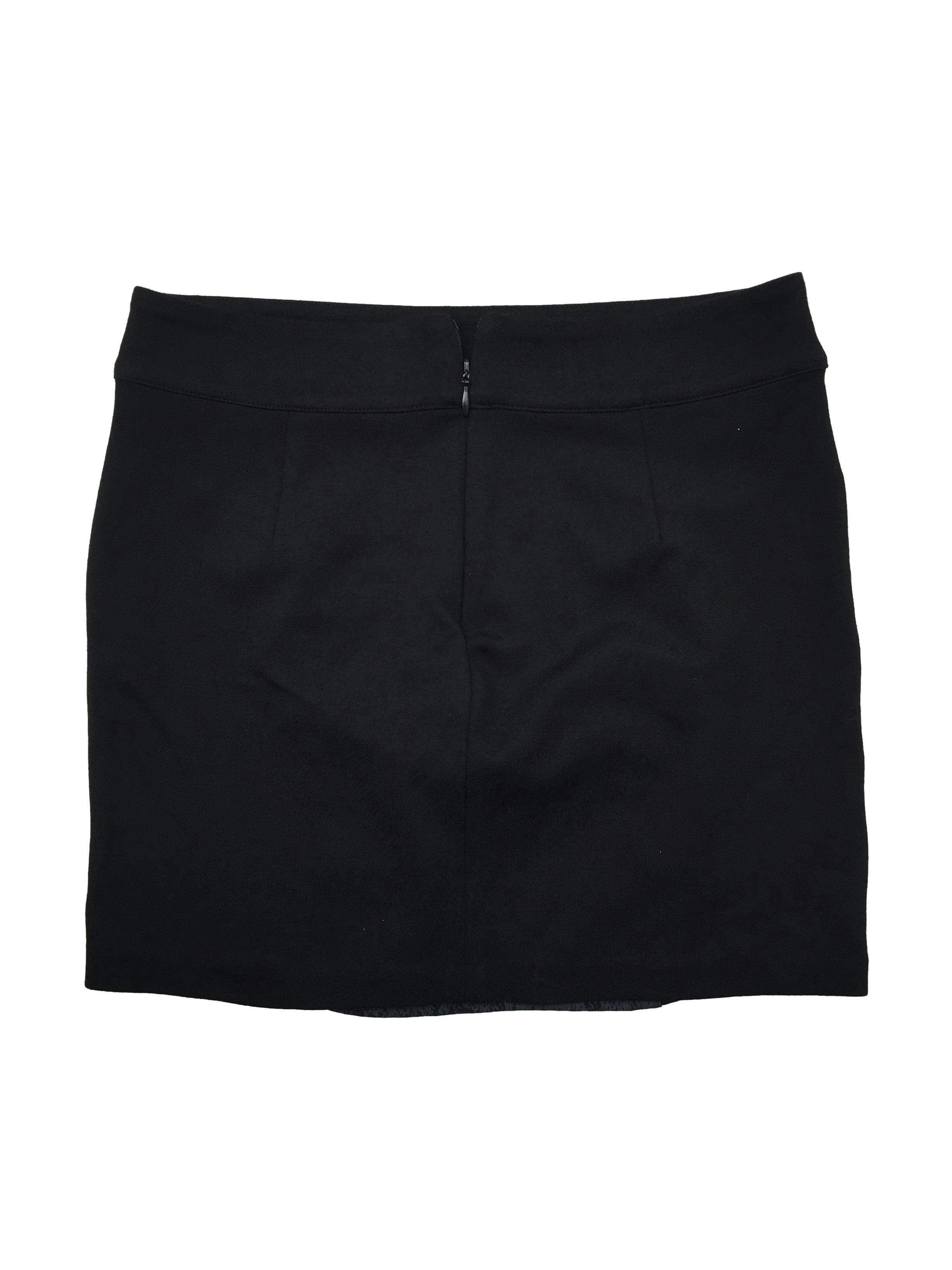 Falda negra de tela stretch con estampado de pitón y cierre posterior invisible. Cintura 68cm, Largo 34cm.