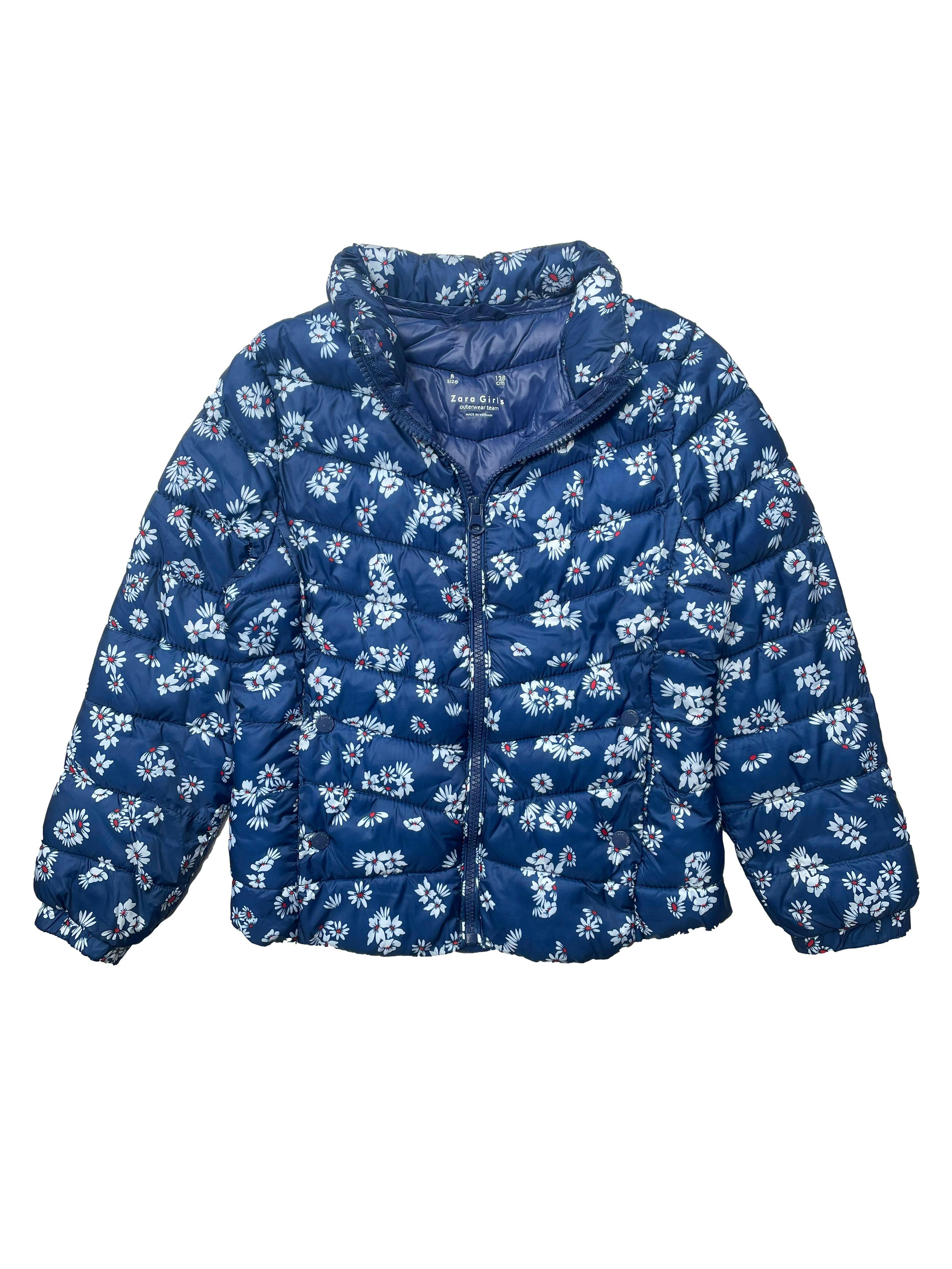 Casaca Zara acolchada azul con flores, bolsillos laterales.