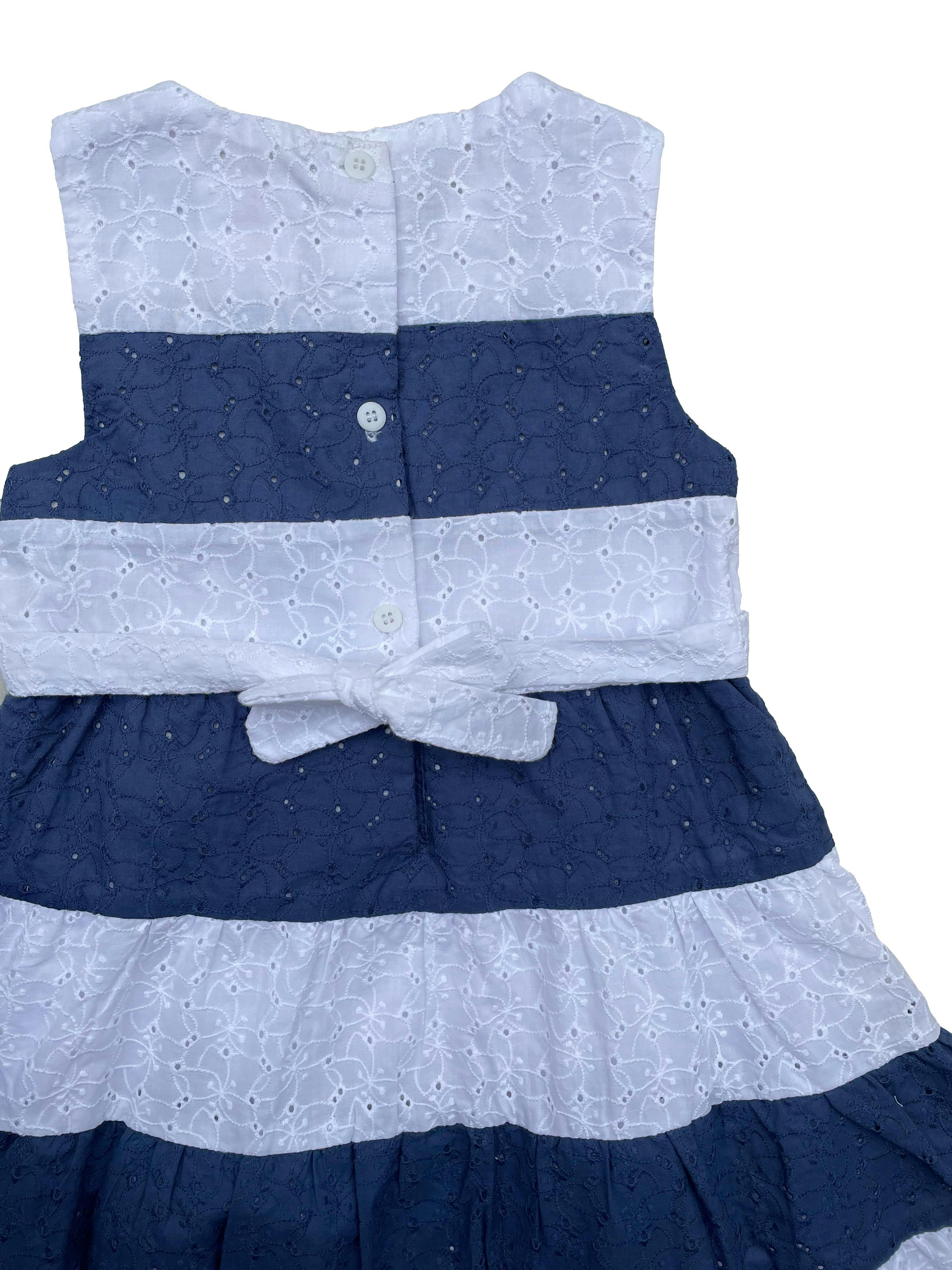 Vestido Bubble Gummers de algodón bordado, en franjas blancas y azules, forrado y con botones en la espalda. 