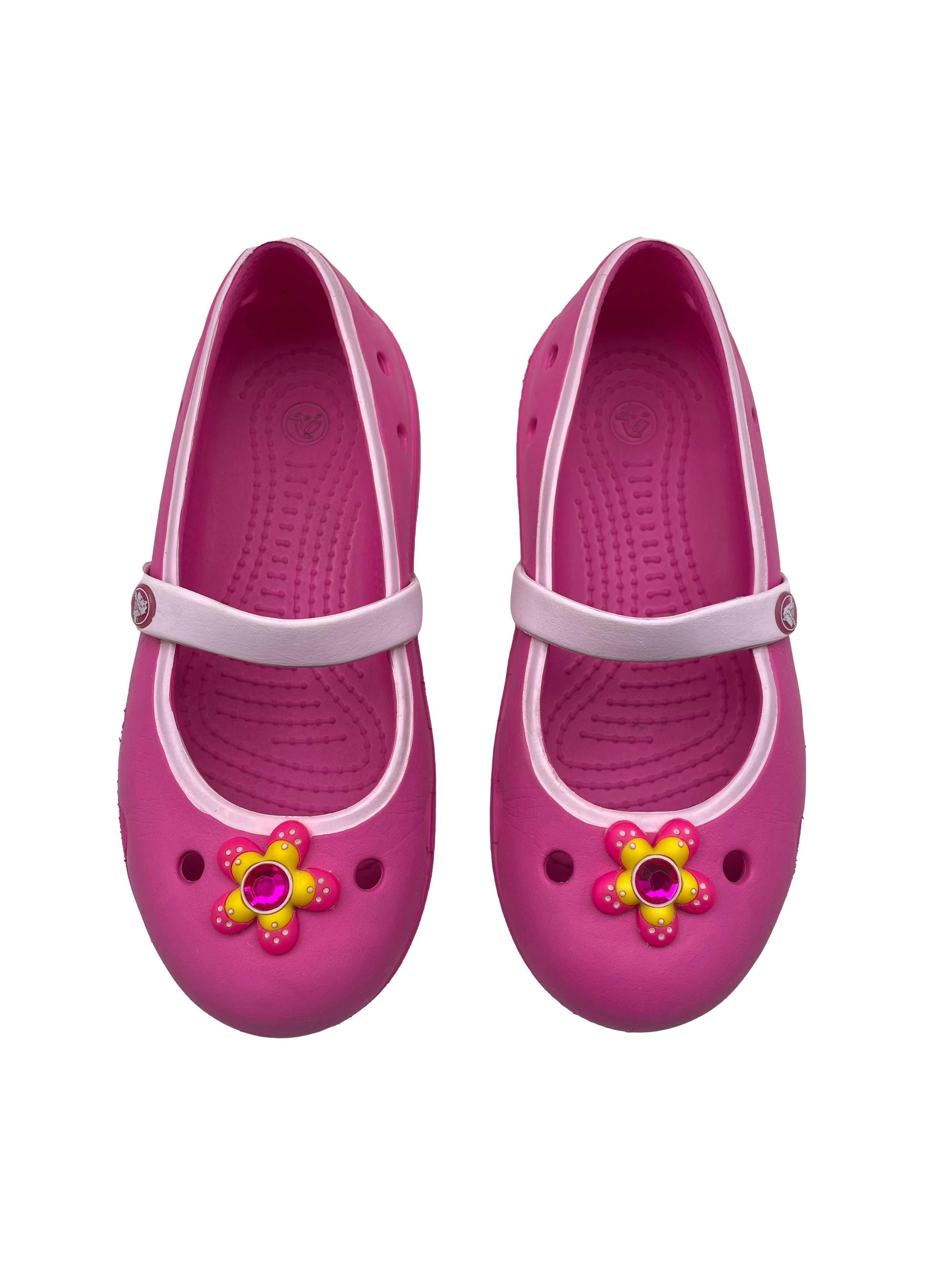 Sandalias Crocs rosadas con flor y tira en empeine. Largo pie 18.5cm. Talla C12