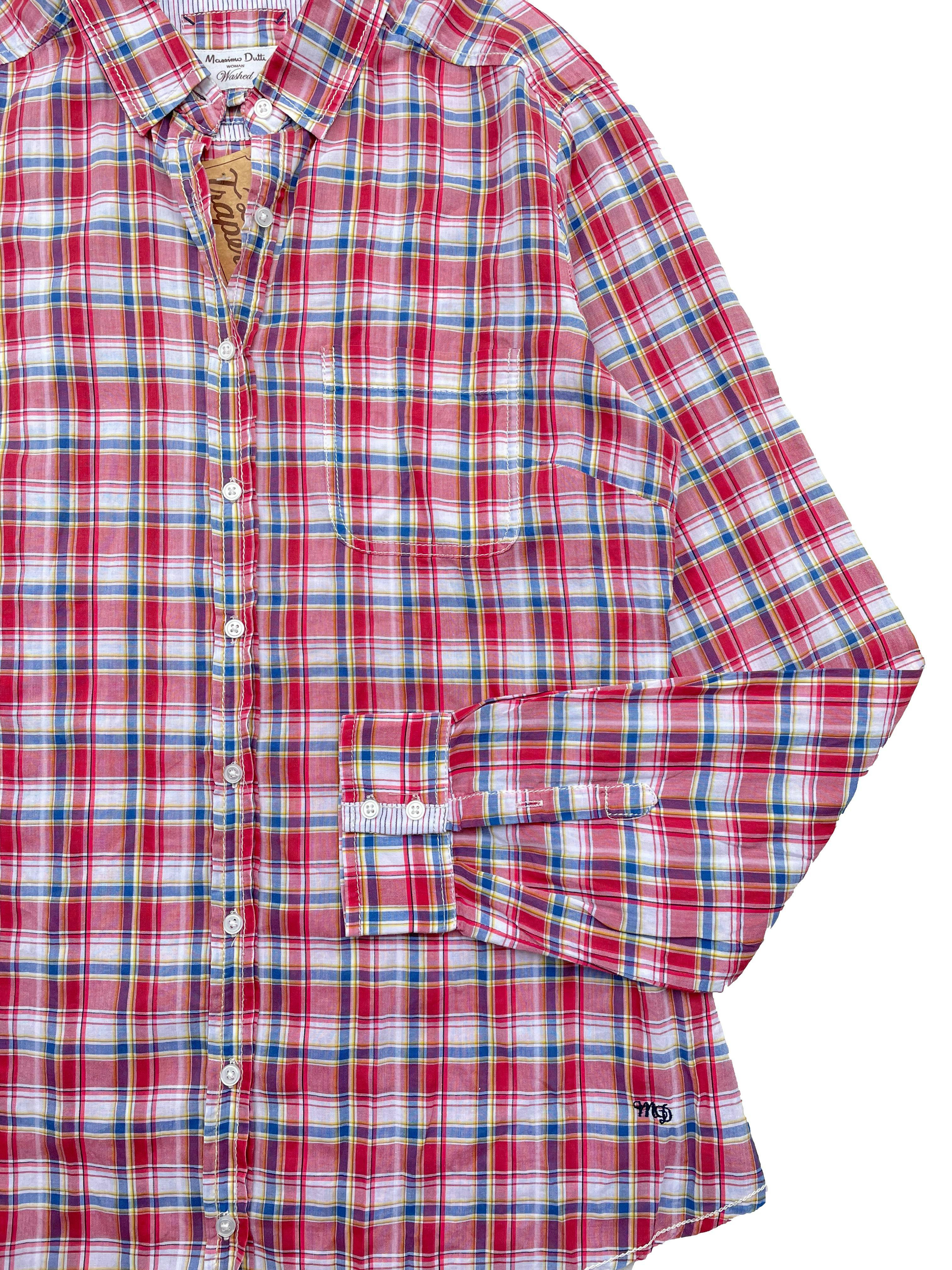 Blusa Massimo Dutti a cuadros rojos y azules, tela fresca 100% algodón con bolsillo frontal y botón de repuesto. Precio original S/240. Busto 96cm, Largo 58cm.