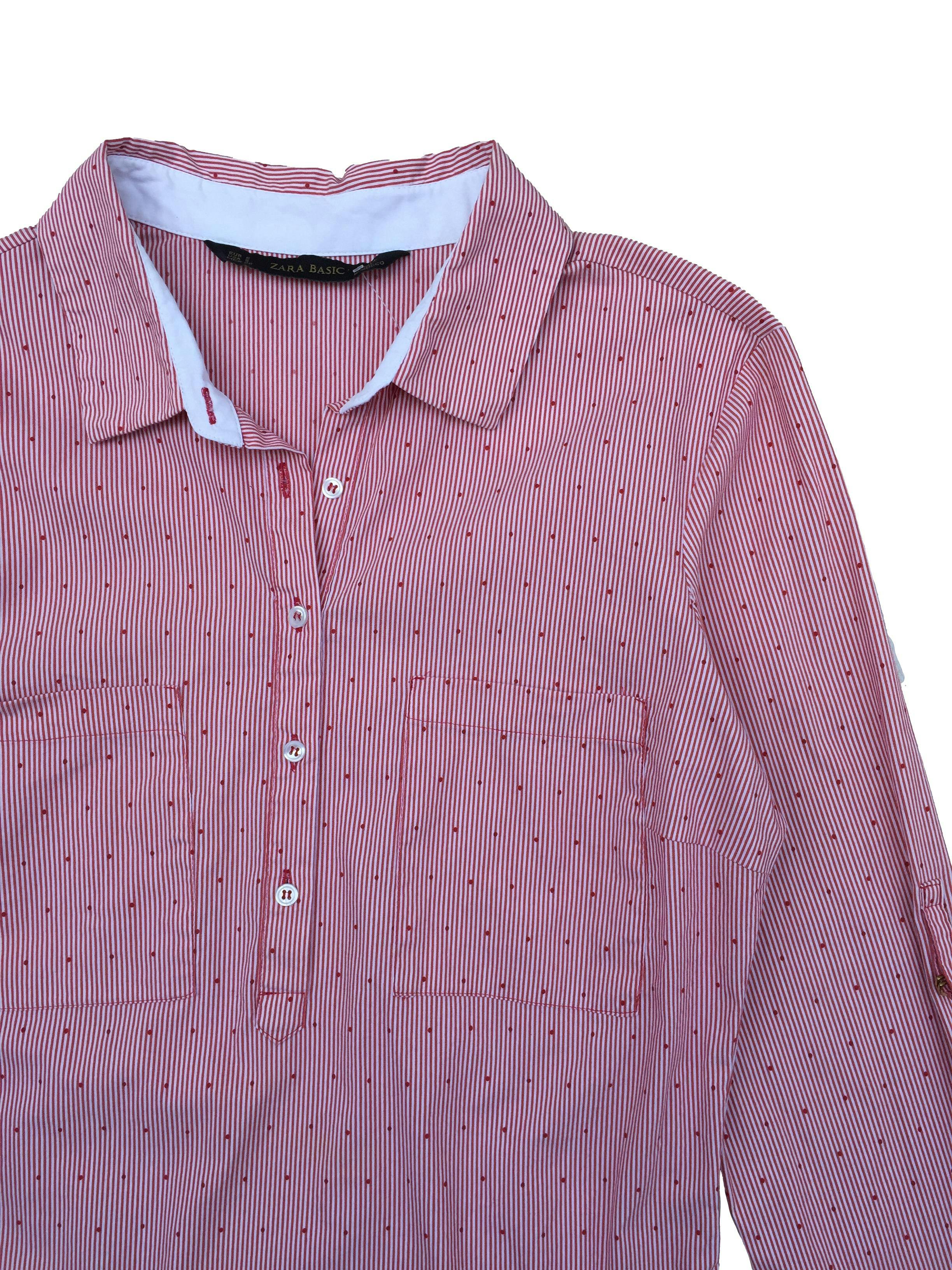 Blusa Zara a rayas roja y blanca con puntos, cuello camisero con bolsillos frontales y trabillas en mangas. Busto 90cm, Largo 55cm. 