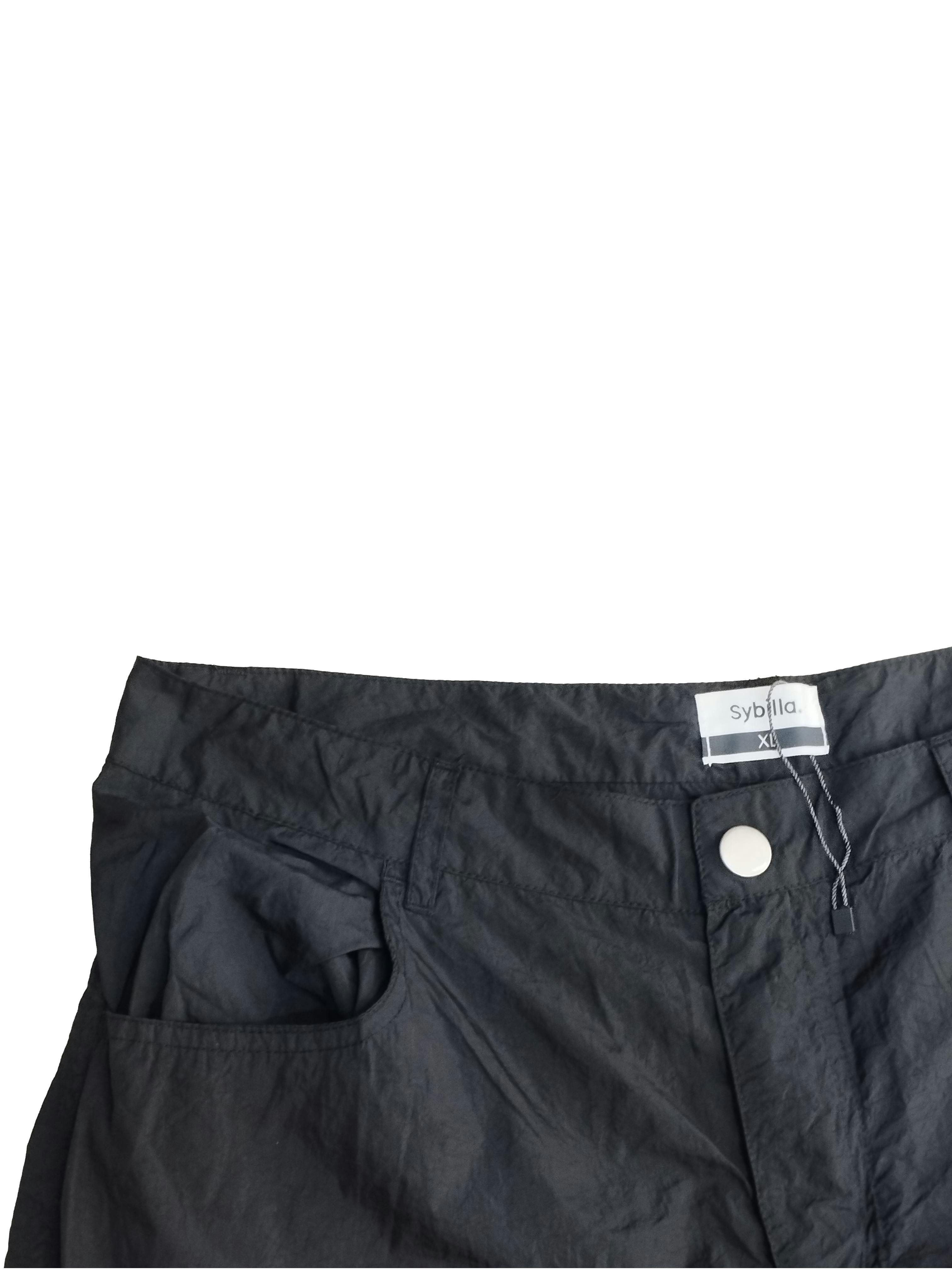 Pantalón Sybilla negro, tela tipo impermeable, bolsillos amplios delateros, broche y cierre, pierna ancha. Cintura: 84 cm, Tiro: 30 cm, Largo: 105 cm. SM