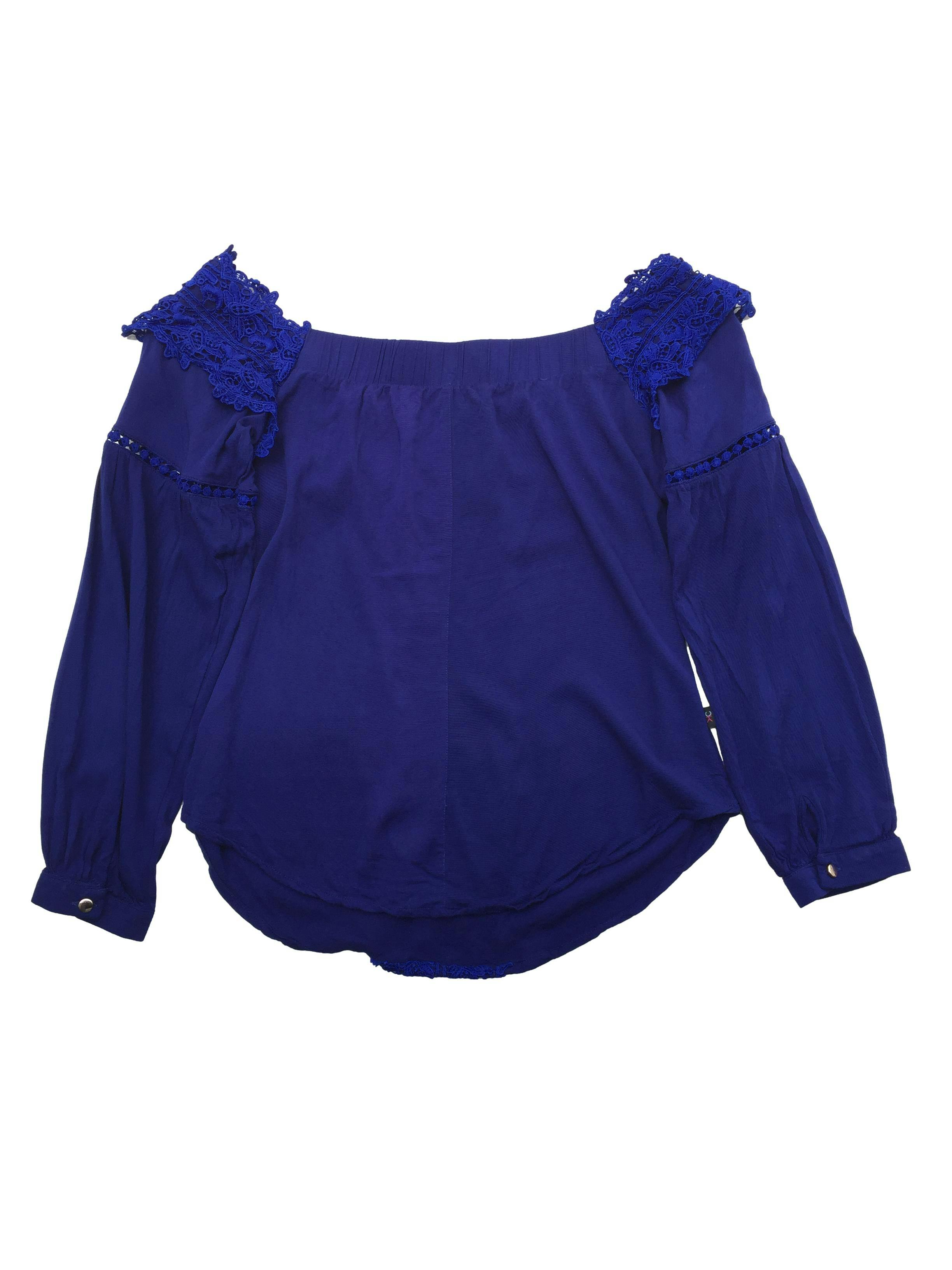 Blusa off-shoulder azul con encaje, elástico en escote posterior y mangas abullonadas. Busto 90cm, Largo 45cm.