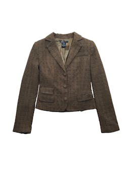 Blazer marrón corte princesa,tela delgada con bordado floral 100% algodón, tiene forro, hombreras delgadas, botones y bolsillos. Busto 90cm, Largo 48cm.
