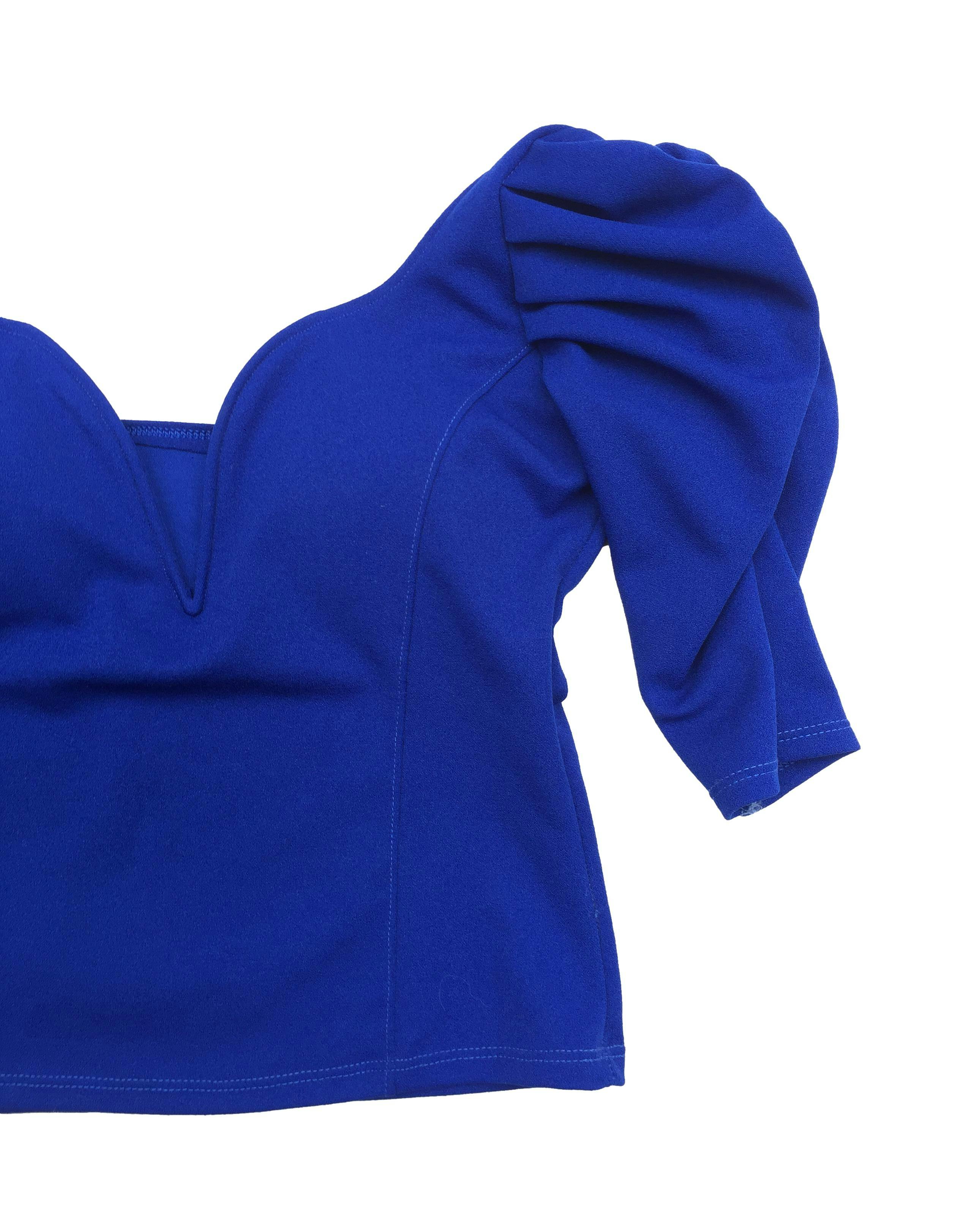 Blusa azul escote corazón con copas, mangas 3/4 ligeramente abullonadas, es stretch. Busto: 90cm, Largo: 45cm