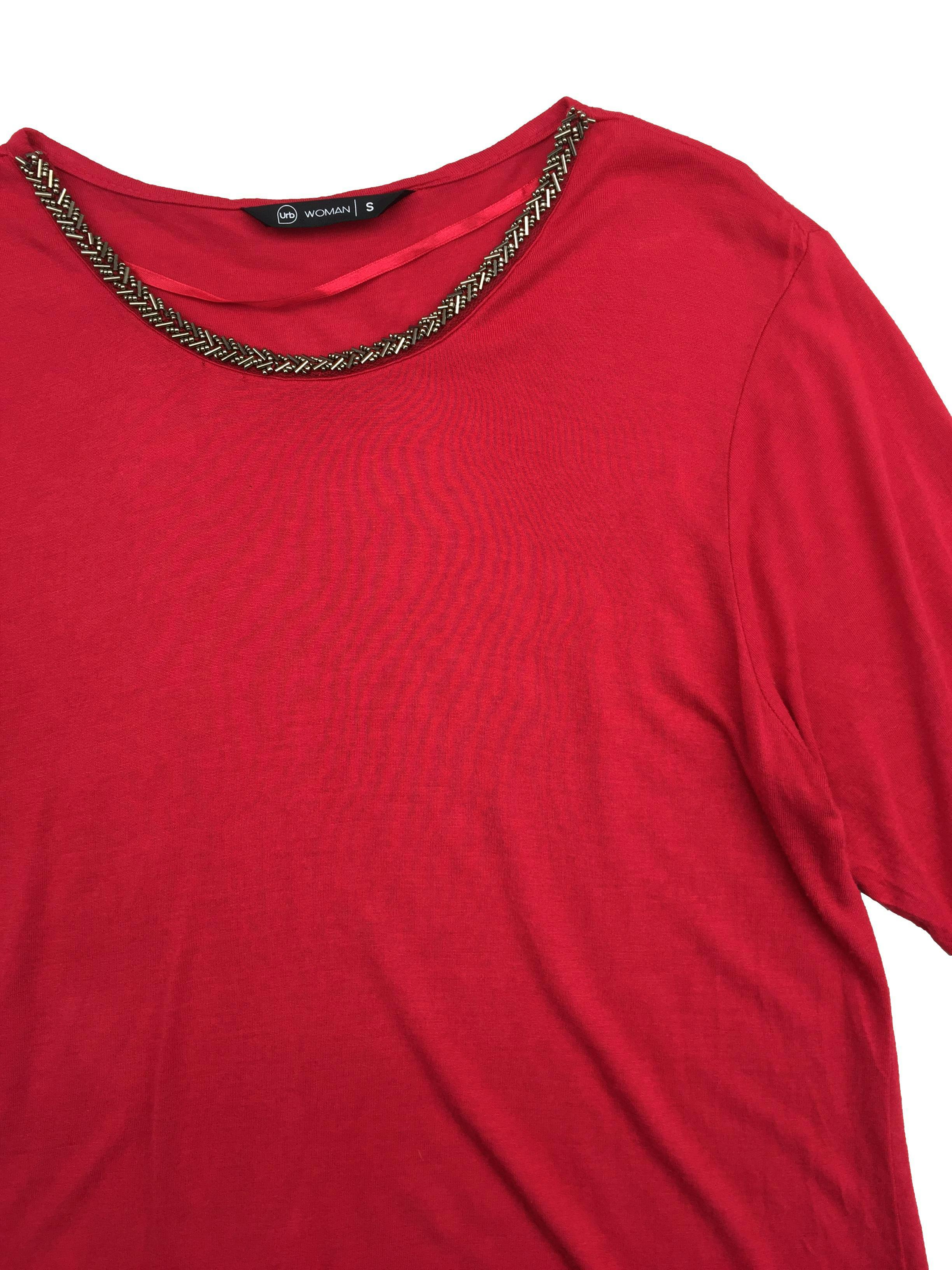 Polo rojo manga corta con mostacillas en el cuello. Busto: 96cm, Largo: 61cm
