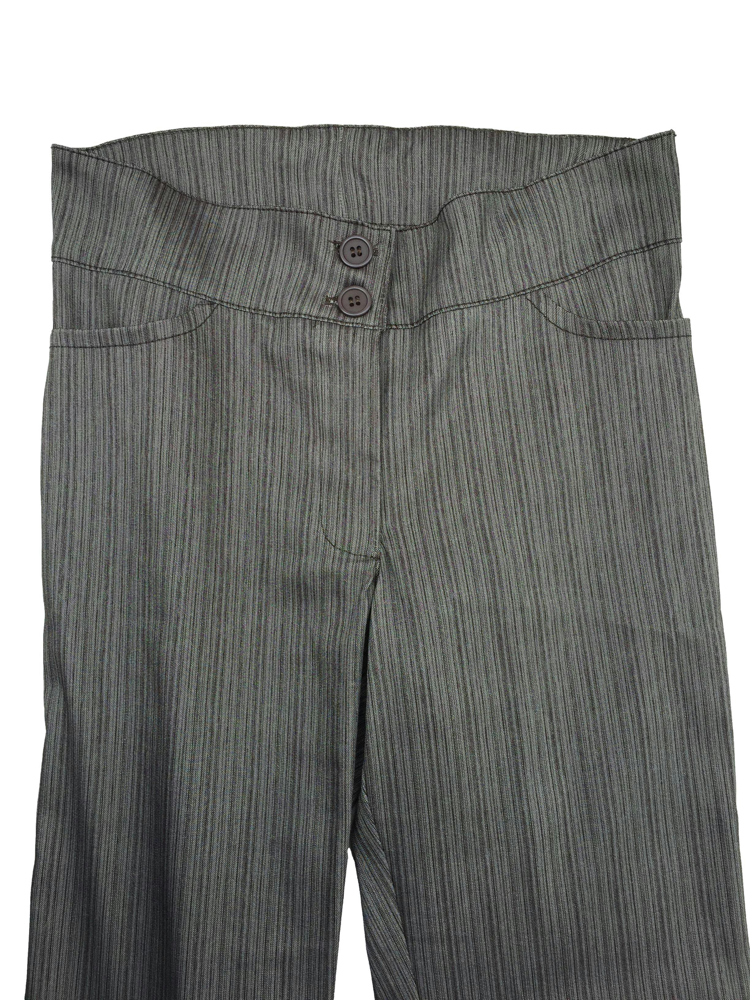 Pantalón stretch gris a rayas, ligeramente satinado, slim, con botones, cierre delanteros y bolsillos. Cintura 70cm Tiro 23cm Largo 98cm