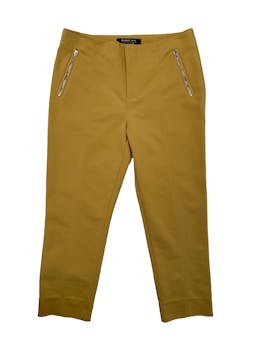 Pantalón Basement mostaza de corte recto, falsos bolsillos con cierre. Cintura 78cm, Tiro 24cm, Largo 82cm.